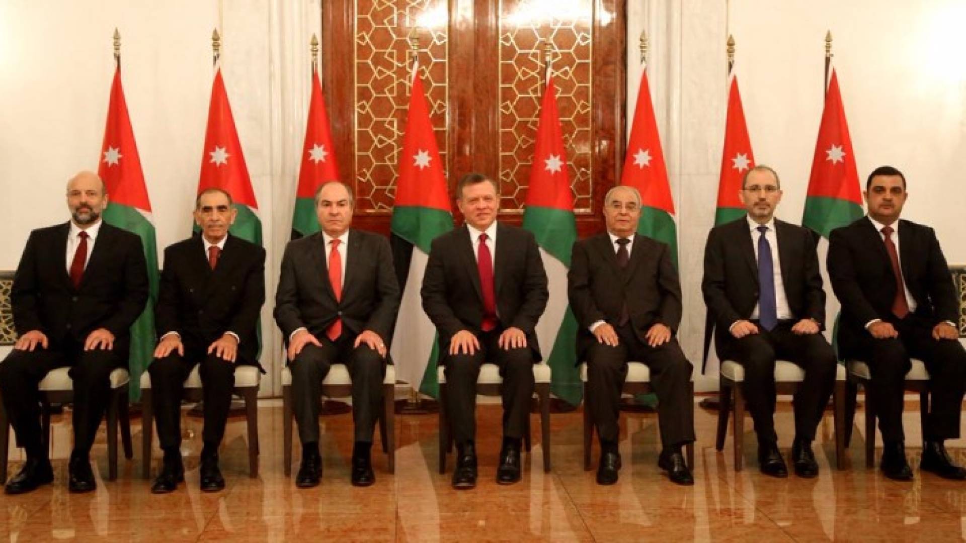 الوزراء الجدد يتوسطهم جلالة الملك ورئيس الوزراء