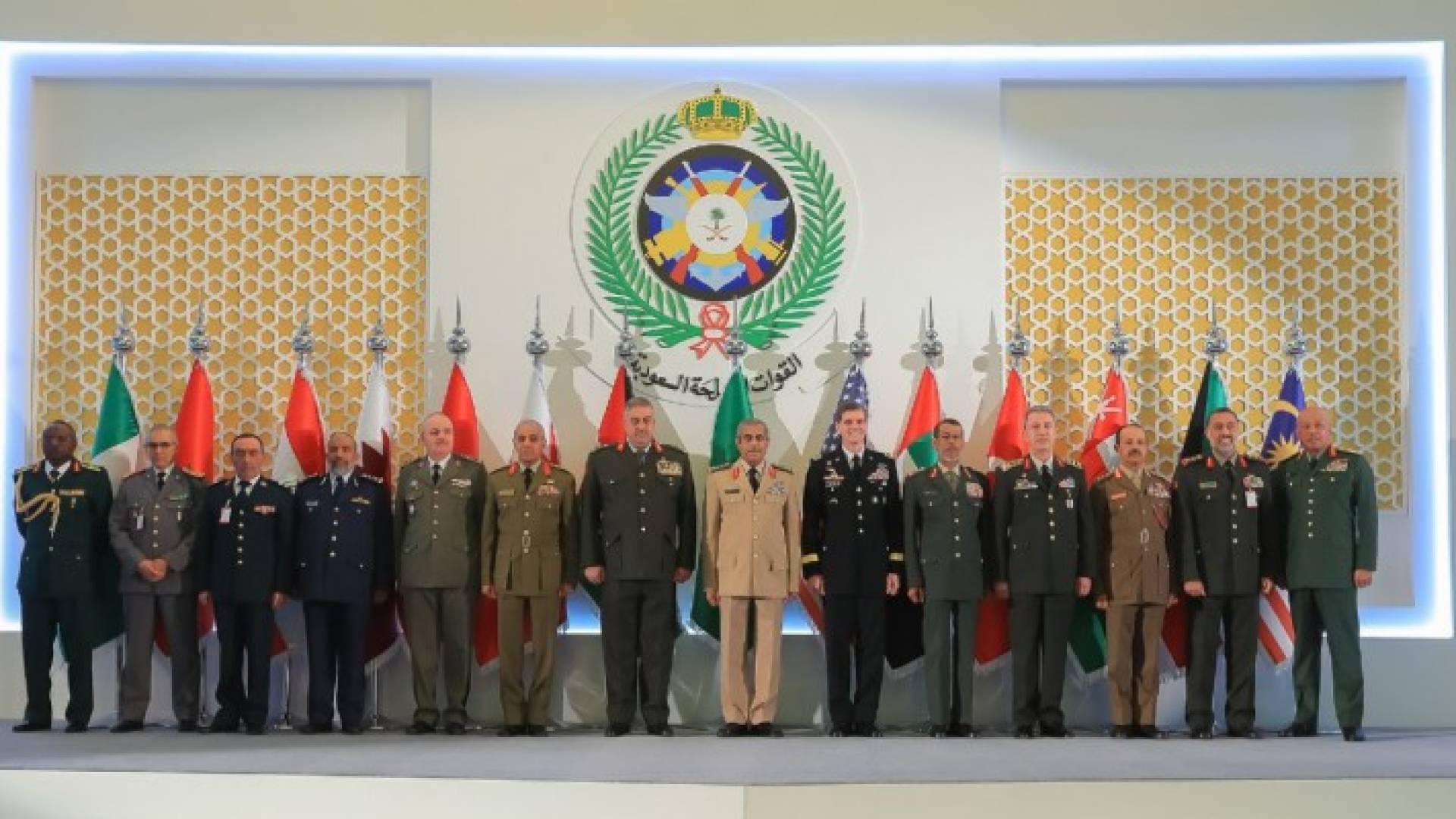 الفريق الركن محمود فريحات يؤكد التزام الاردن بدعم كل الجهود الدولية لمحاربة عصابات داعش الارهابية