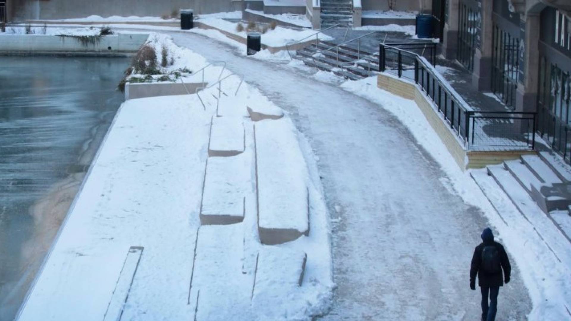  الثلوج قطعت الكهرباء والطرق في عدد من الولايات الأميركية