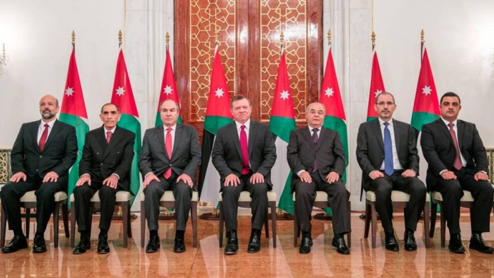 الوزراء الجدد يتوسطهم جلالة الملك ورئيس الوزراء