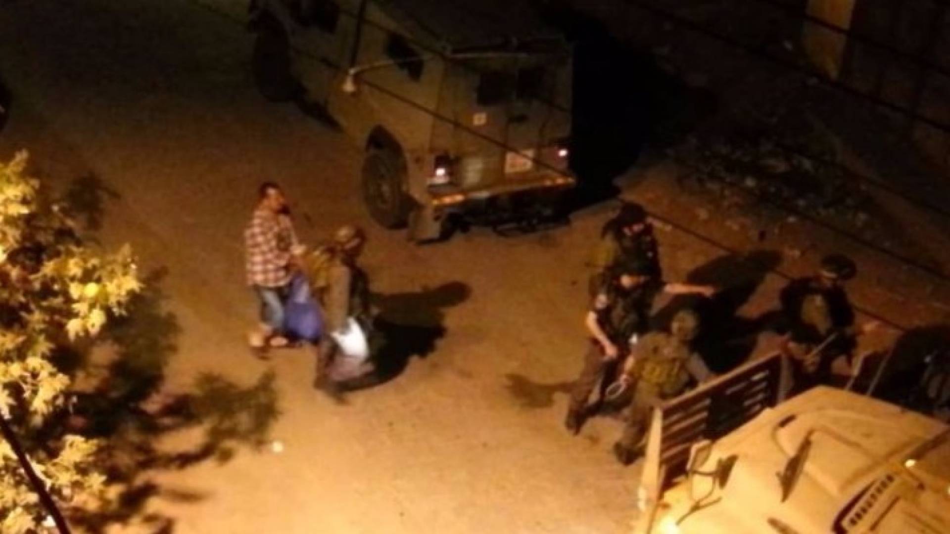 قوات الاحتلال تعتقل فلسطينيين