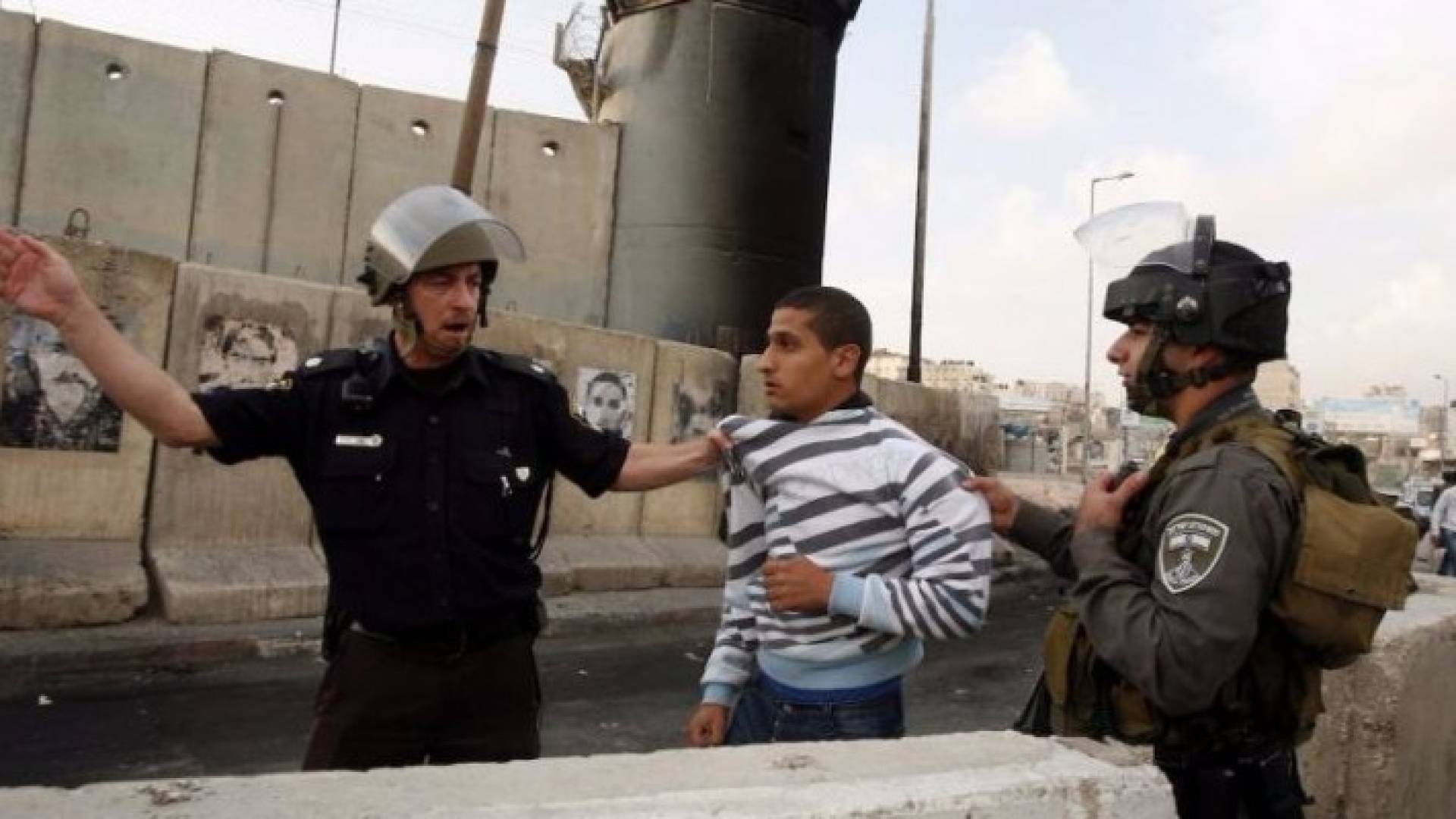 قوات الاحتلال الاسرائيلي تعتقل فلسطينيا 