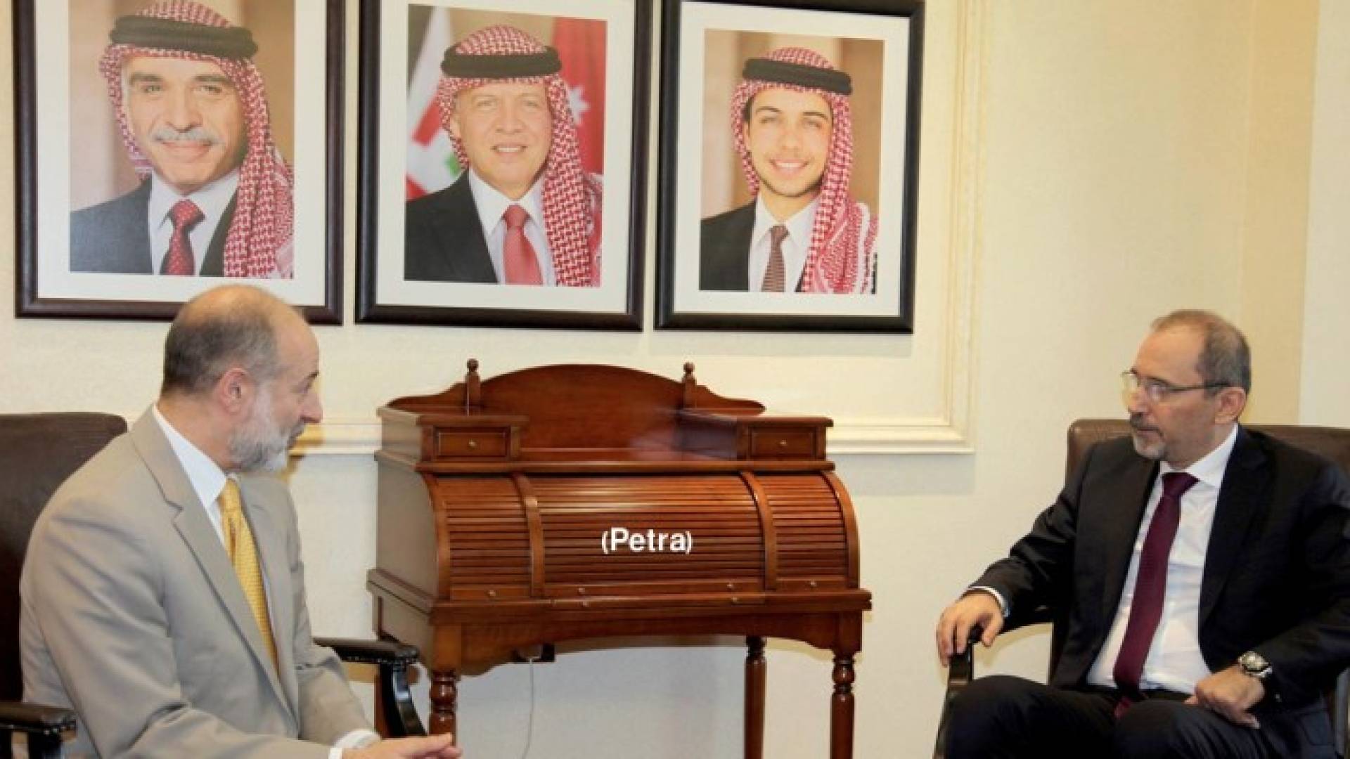وزير الخارجية ايمن الصفدي ووزير شؤون السلام ونزع السلاح  