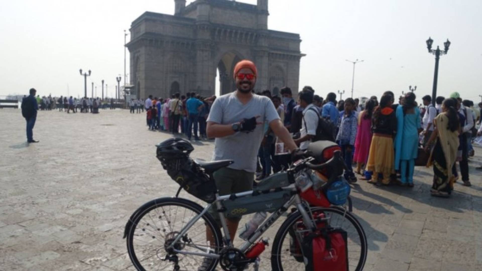 سعودي يجوب بدراجته 8 دول في 80 يوما