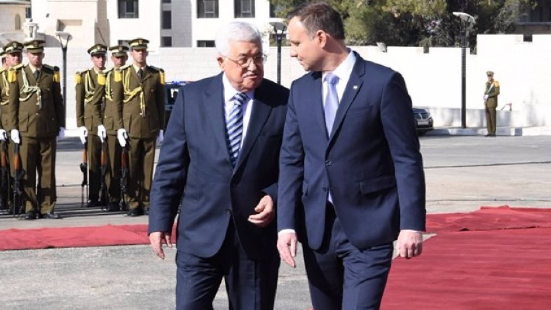 الرئيس عباس برفقة نظيره البولندي أنجيه دودا