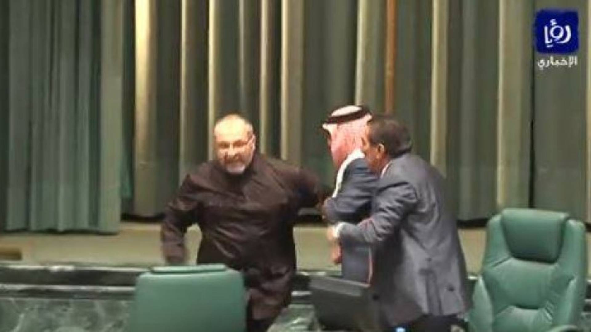 بينو خلال اعتدائه على رئاسة النواب 
