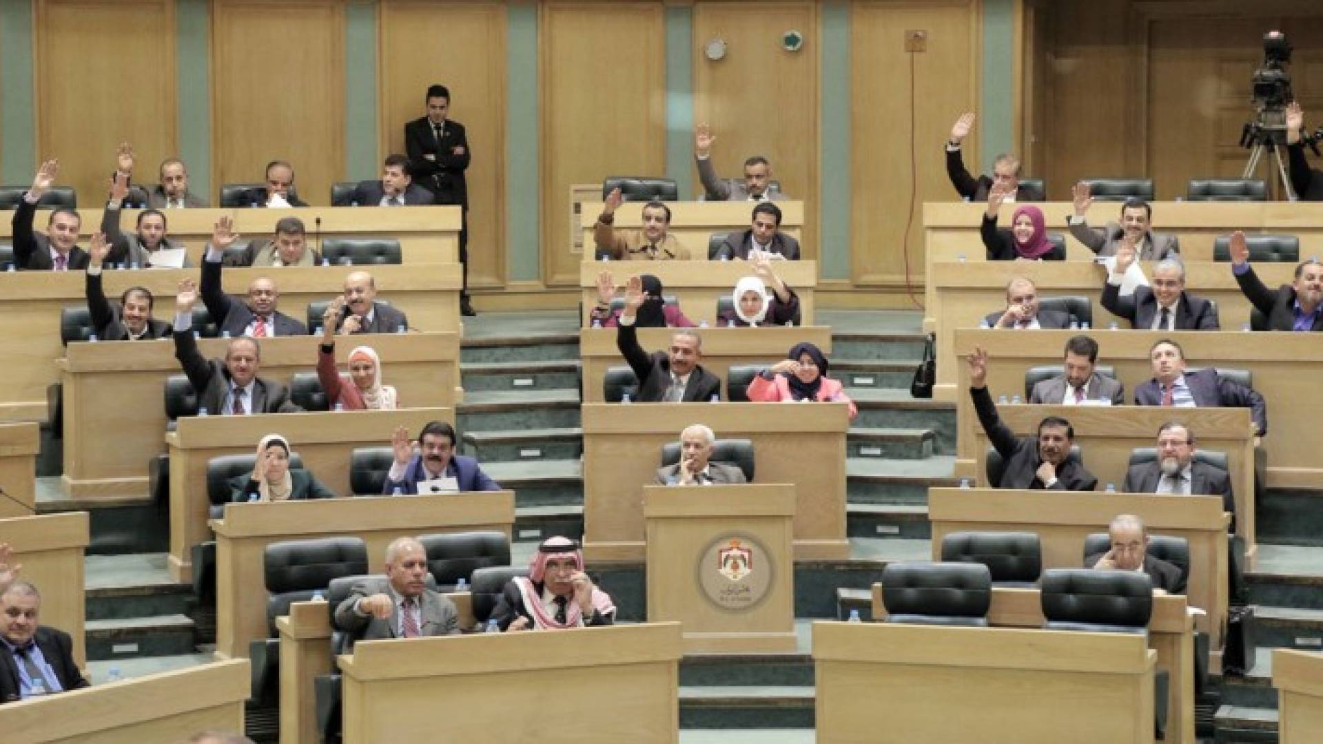 اعضاء المجلس يصوتون على المشروع برفع أيديهم
