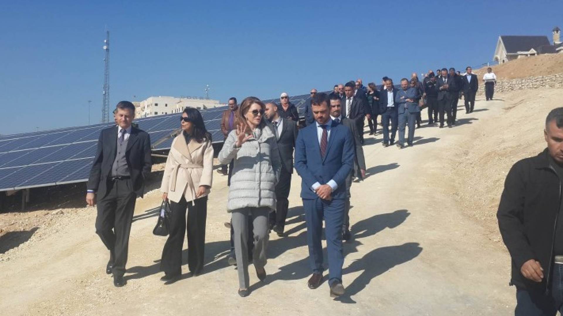 الملكة نور الحسين تفتتح محطة توليد كهرباء من الطاقة الشمسية