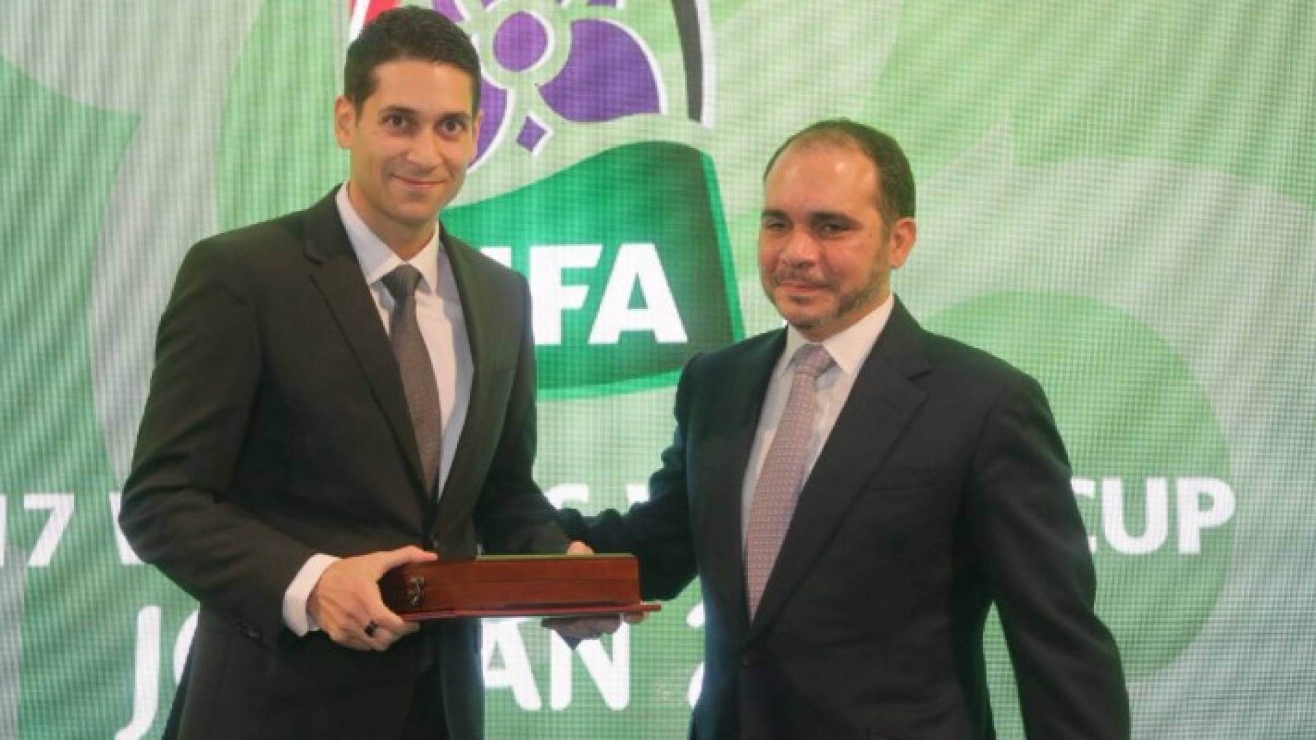 سمو الامير علي خلال تكريمه للمهندس فارس الصايغ