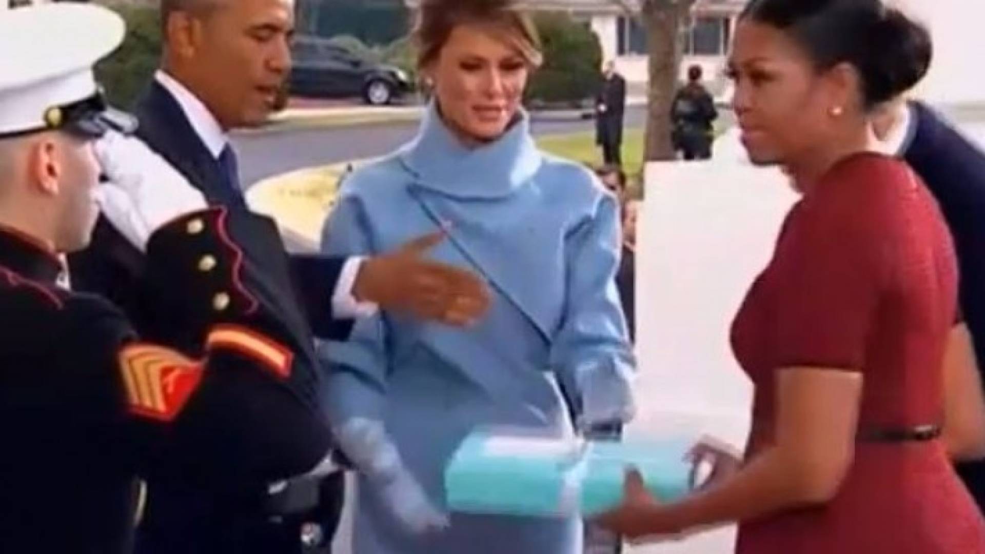 هدية ميلانيا ترامب تضع ميشيل أوباما في ورطة