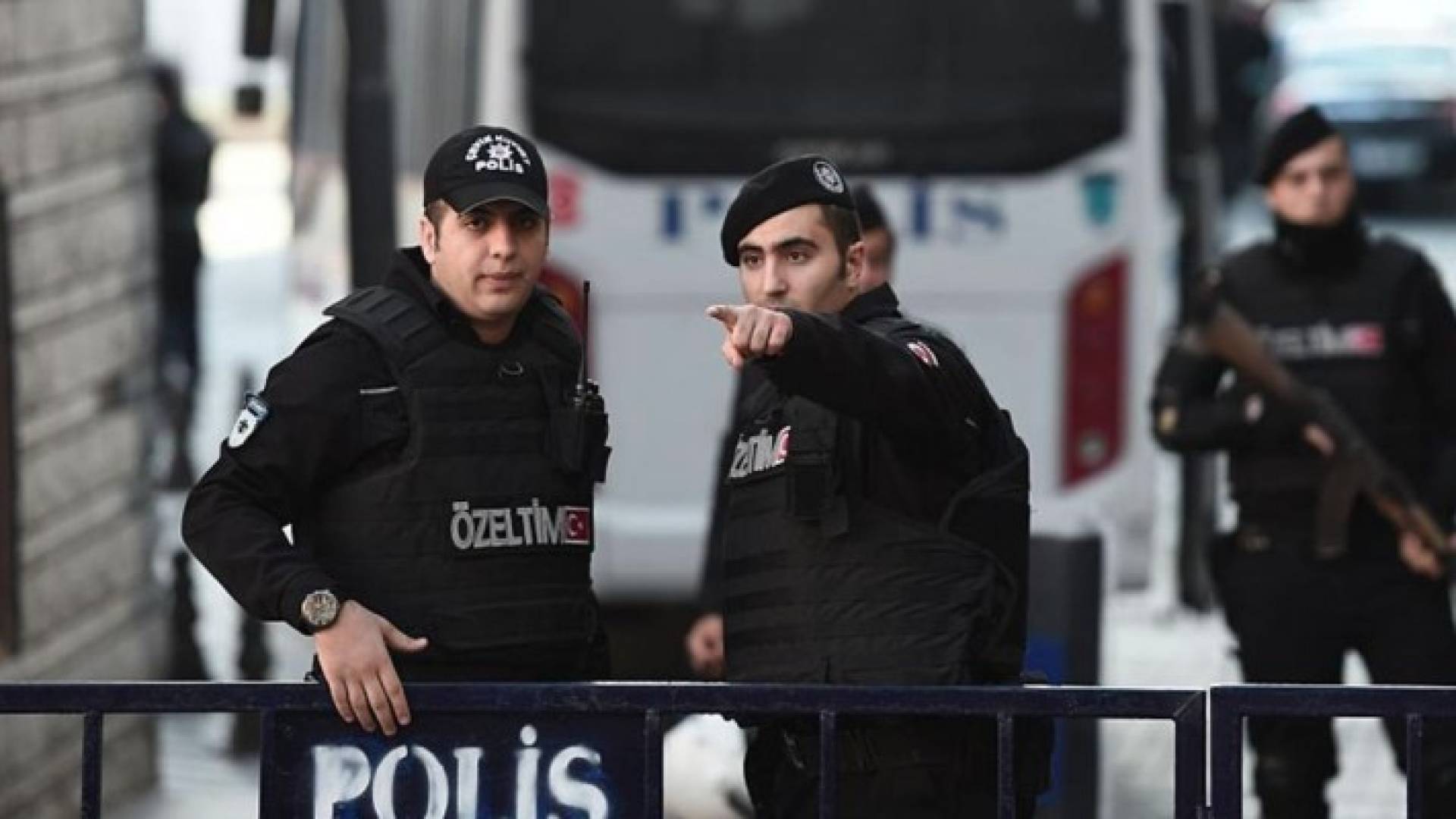 فتح مهاجم النار على مركبة تابعة للشرطة في حي إسن يورت بإسطنبول