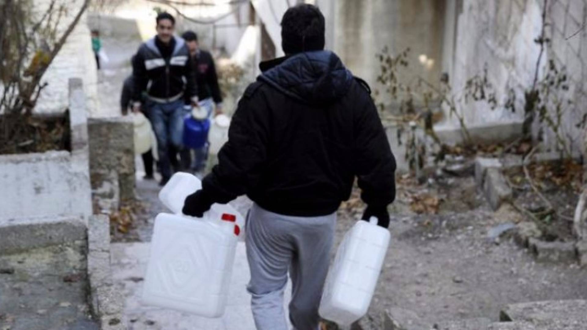 صورة تجسد معاناة سكان دمشق من قطع المياه