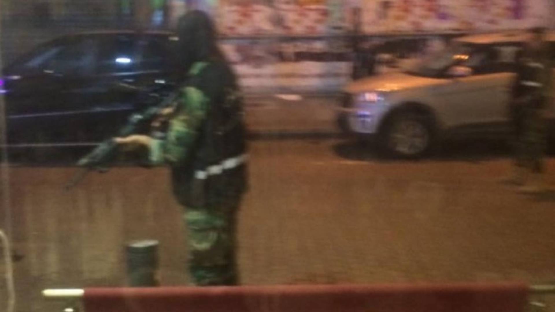 عناصر أمنية أمام المقهى في شارع الحمرا