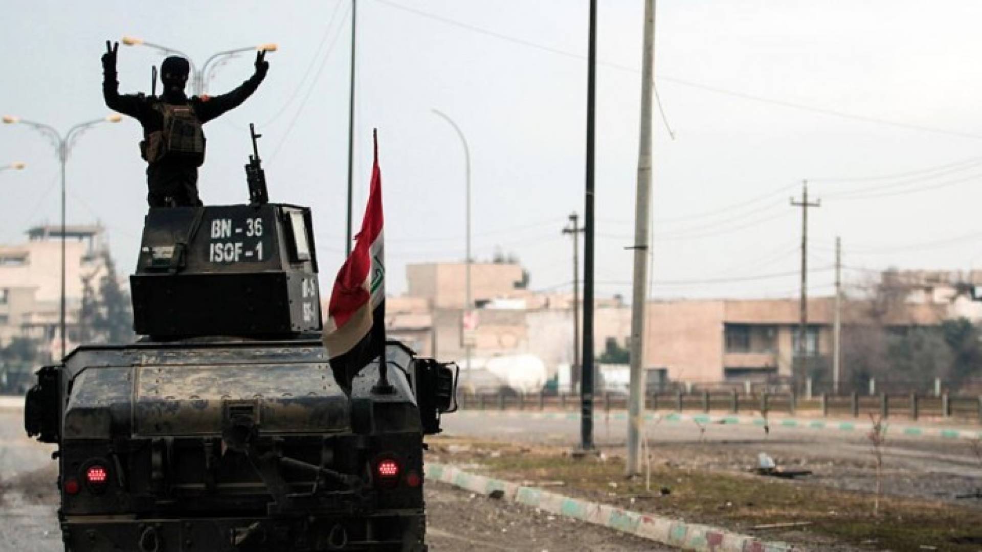 جندي عراقي يعتلي مركبة عسكرية في الموصل 