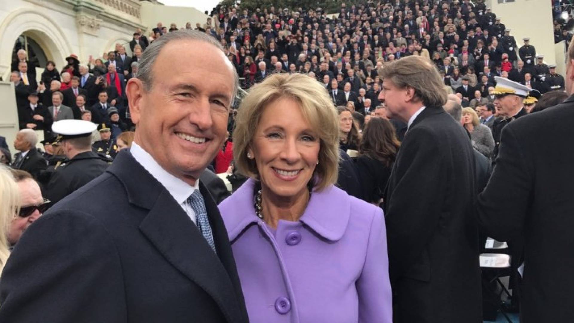 بيتسي ديفوس وزيرة التعليم الأميركية الجديدة