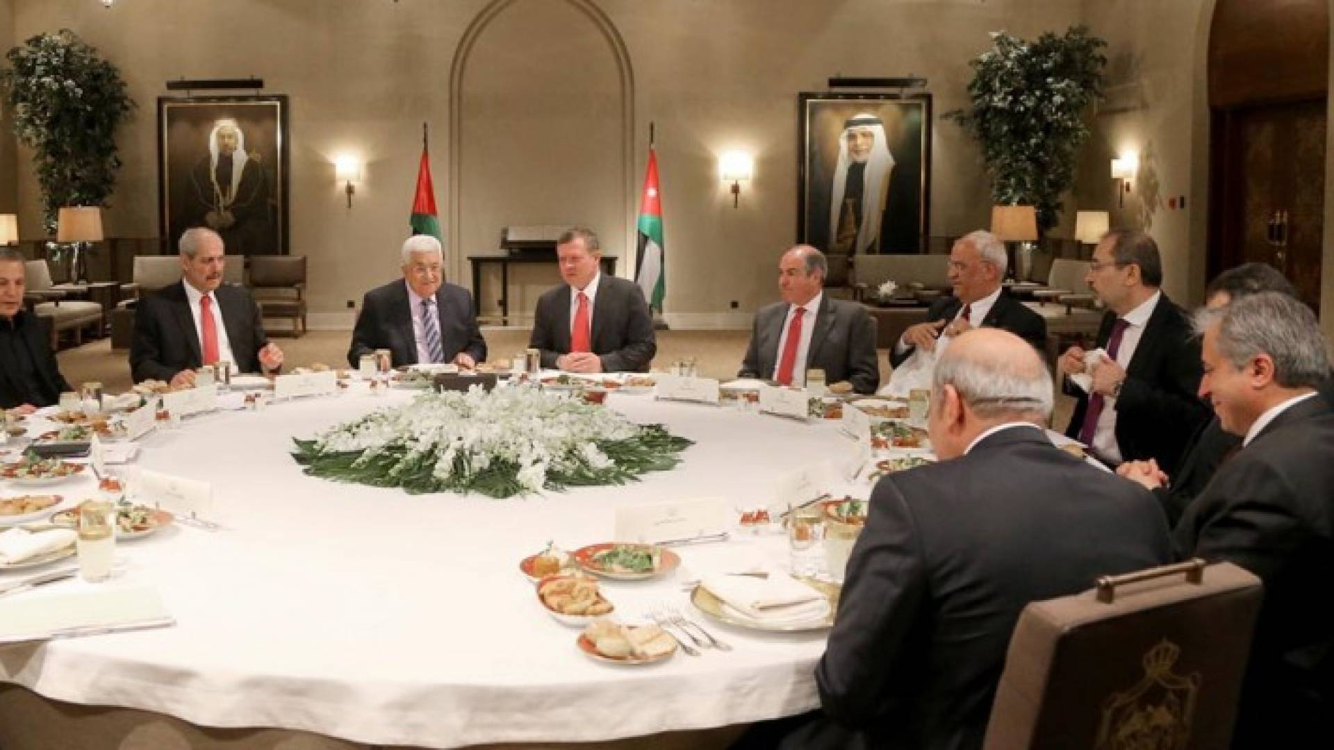 الملك يجري مباحثات مع الرئيس الفلسطيني عباس