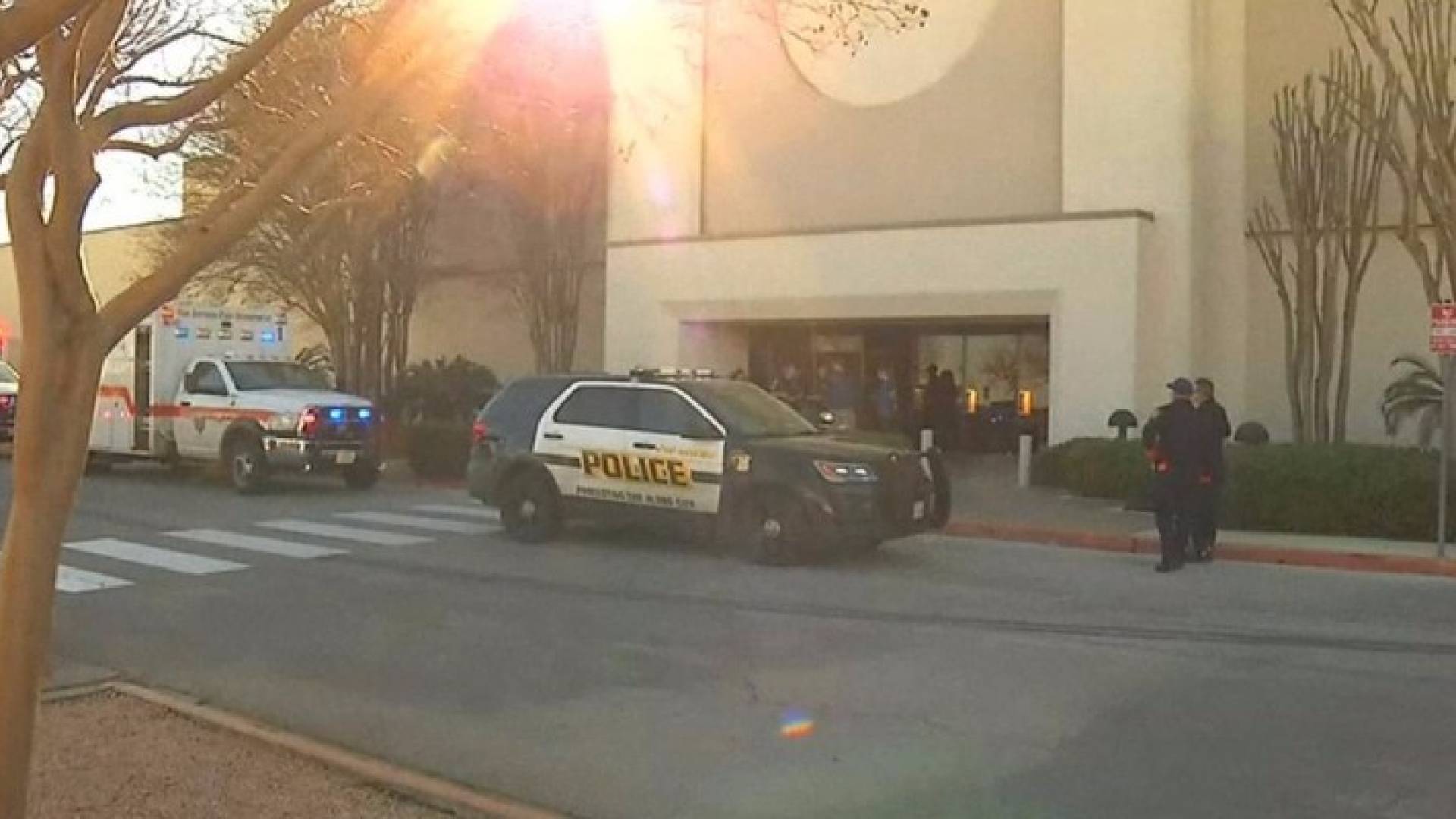 عناصر من الشرطة أمام المبنى التجاري في سان أنطونيو