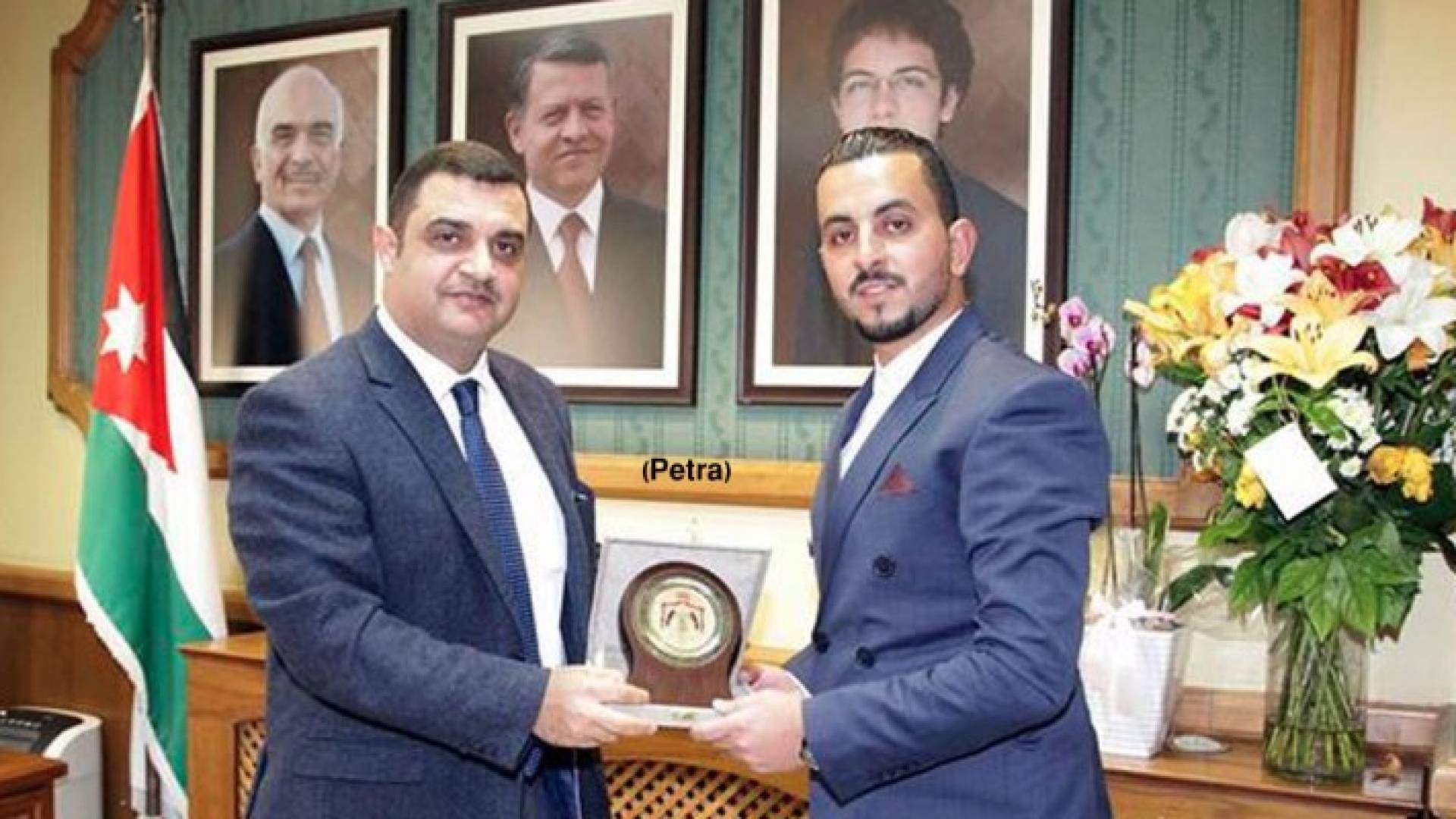 وزير الشباب يكرم المهندس مؤيد عوض لكشفه قرب انهيار مباني الجوفة