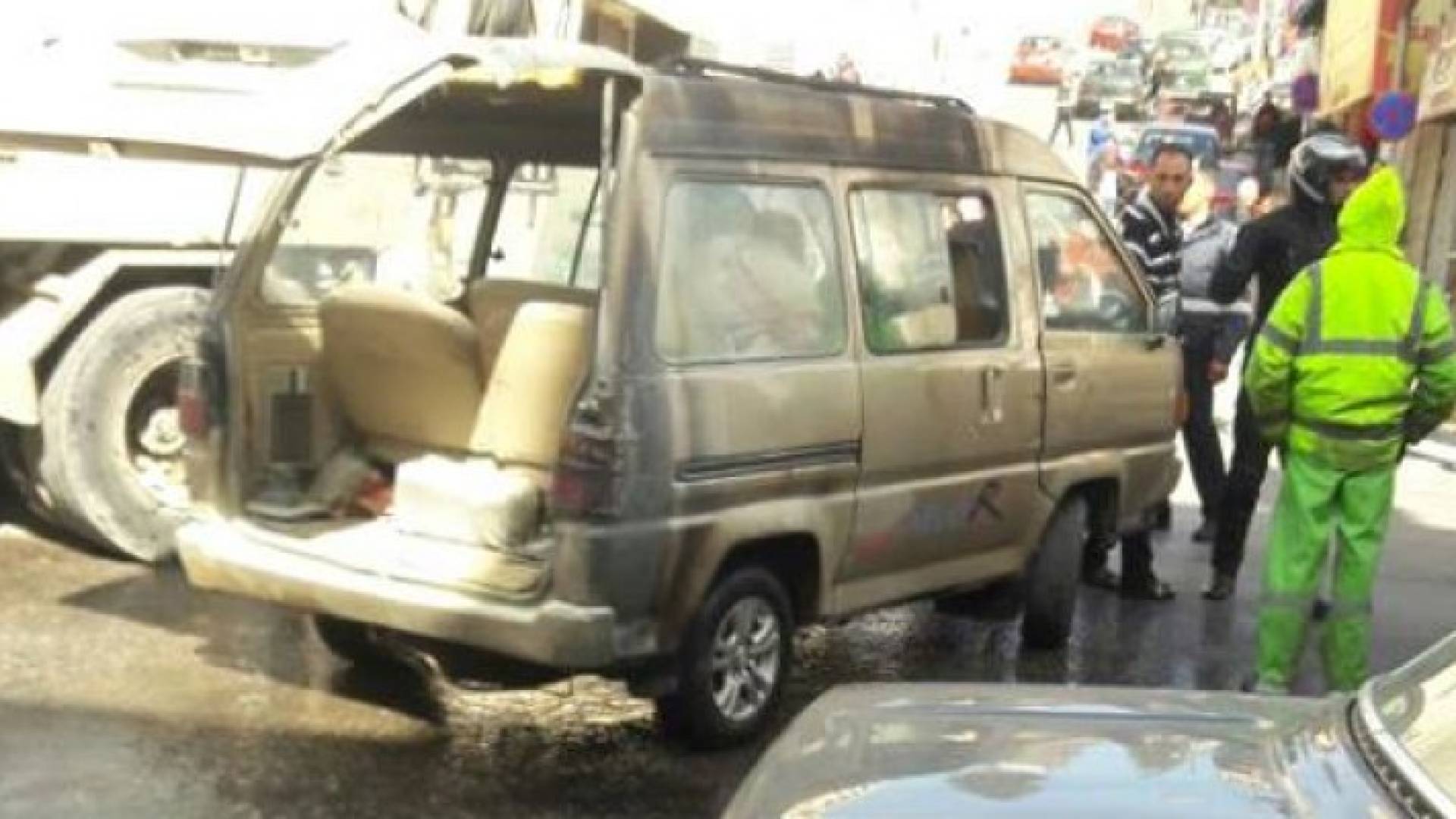 المركبة بعد اضرام النار فيها