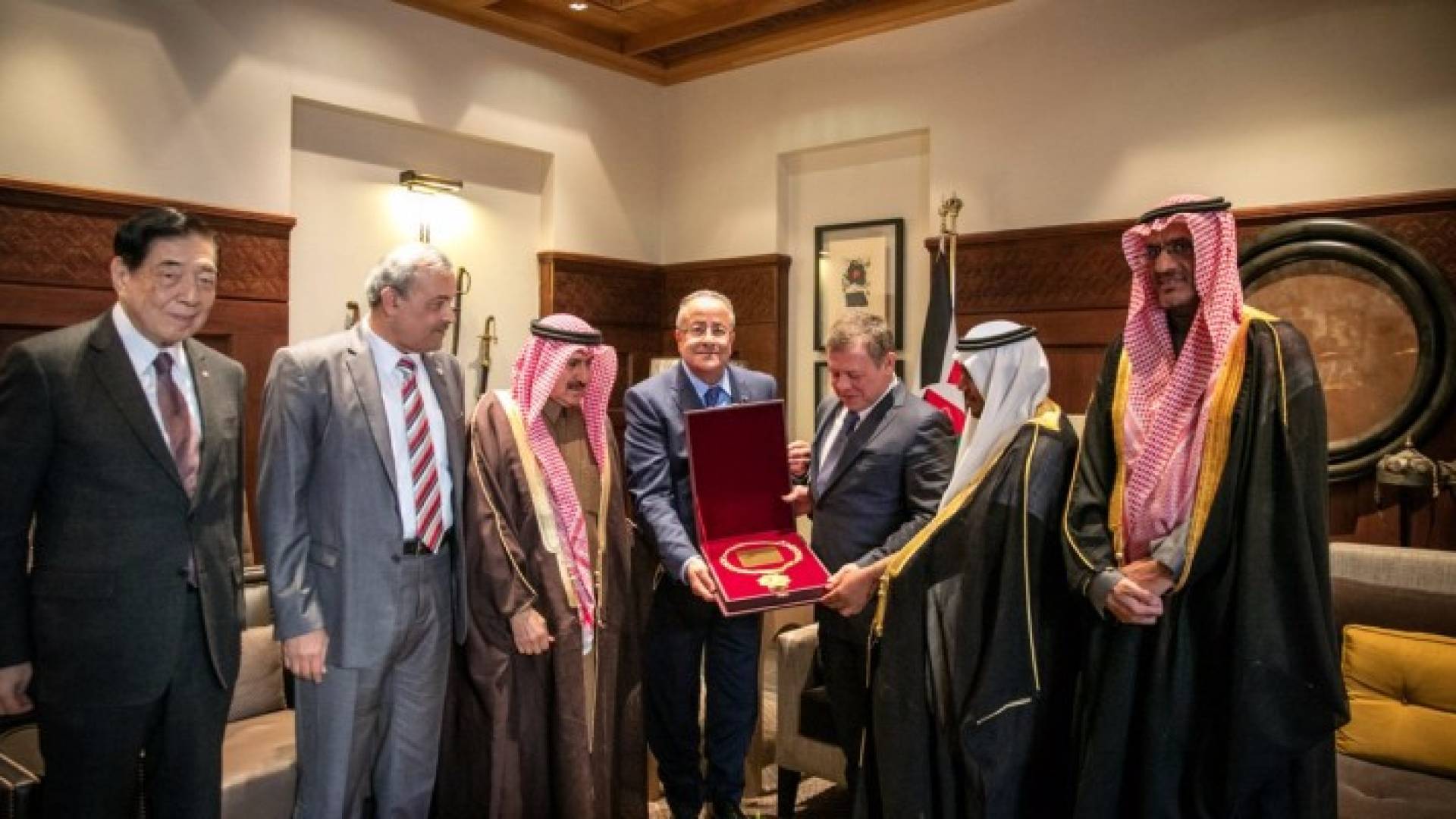 الملك يتسلم قلادة أبي بكر الصديق 
