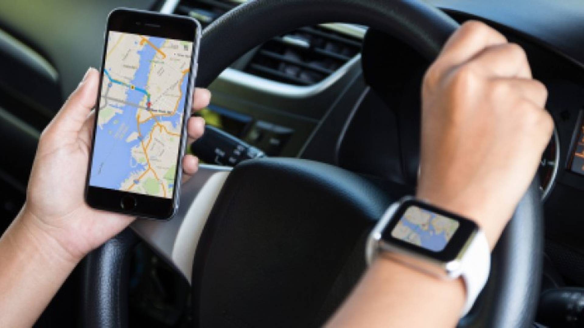 جوجل تعتمد على البرنامج الموجود على أجهزة الموبايل المفعل عليها مما يتيح معرفة موقع الهاتف المحمول