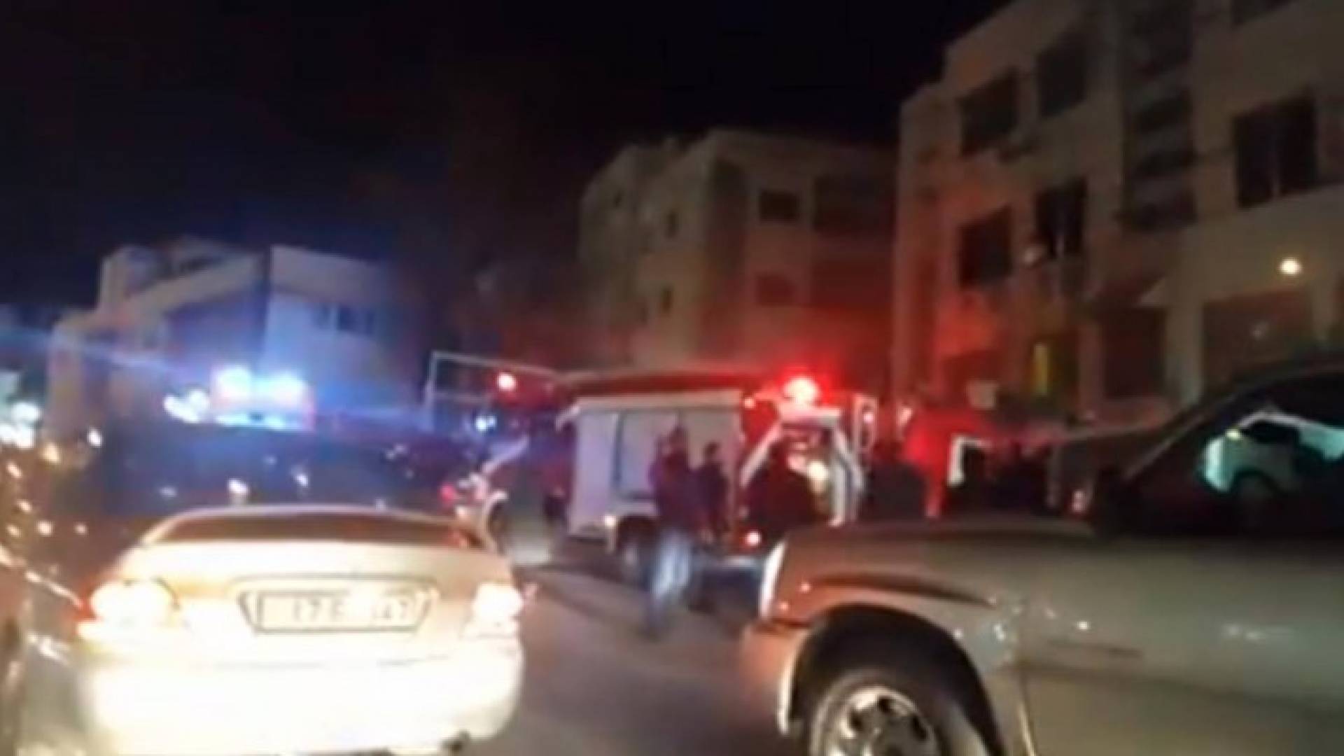 الدفاع المدني يتعامل مع حريق بالقرب من دوار المدينة الرياضية 