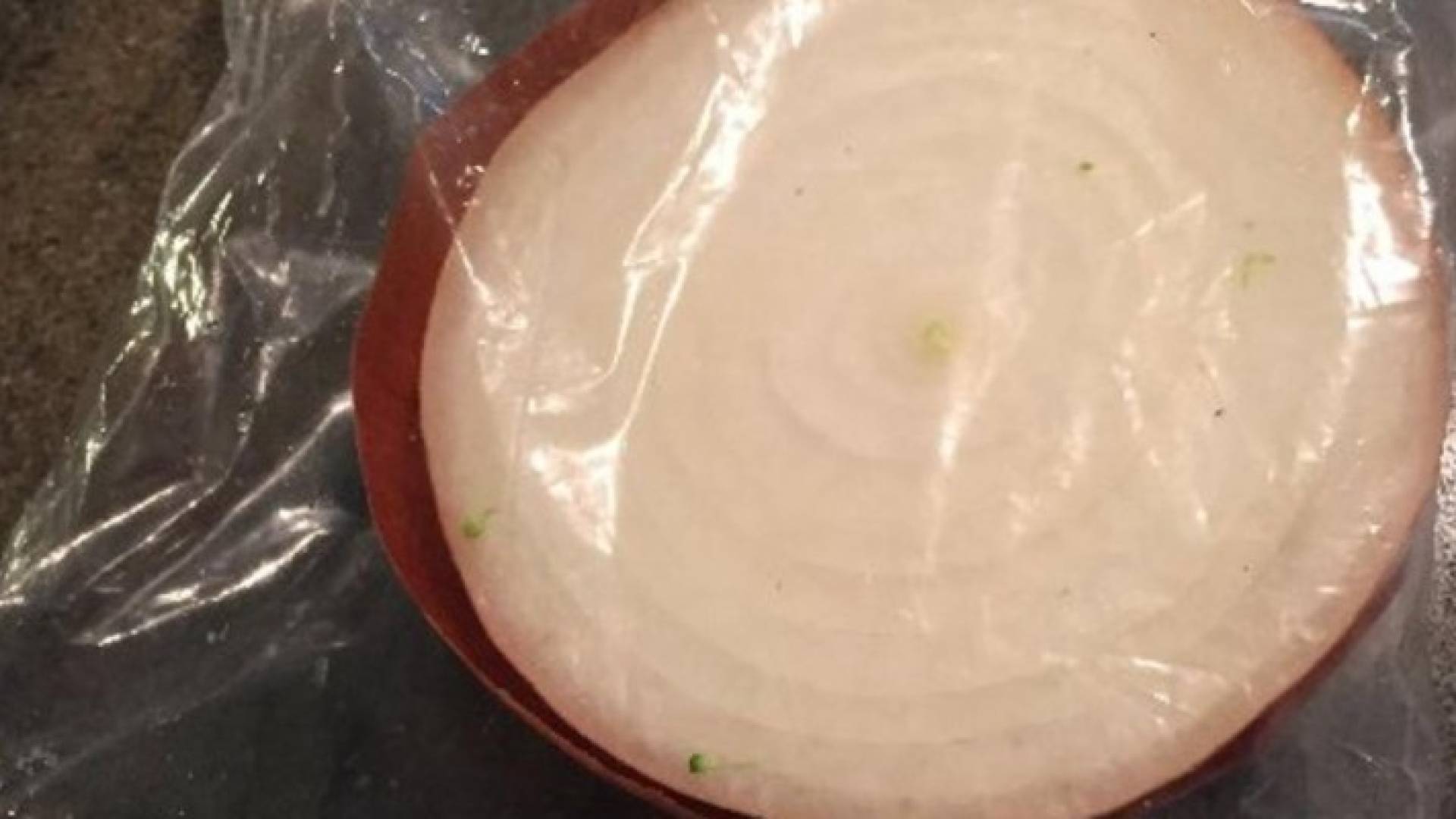 صورة حساب (نصف بصلة في كيس) على تويتر