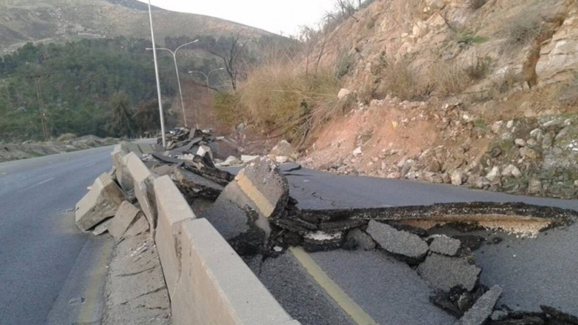 انهيار جبل على طريق عمان اربد