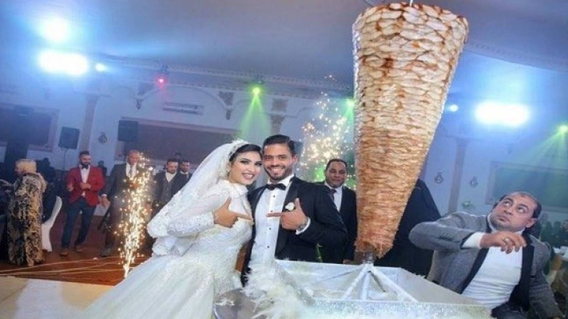 عروسان مصريان يستبدلان "تورتة" الزفاف بسيخ شاورما