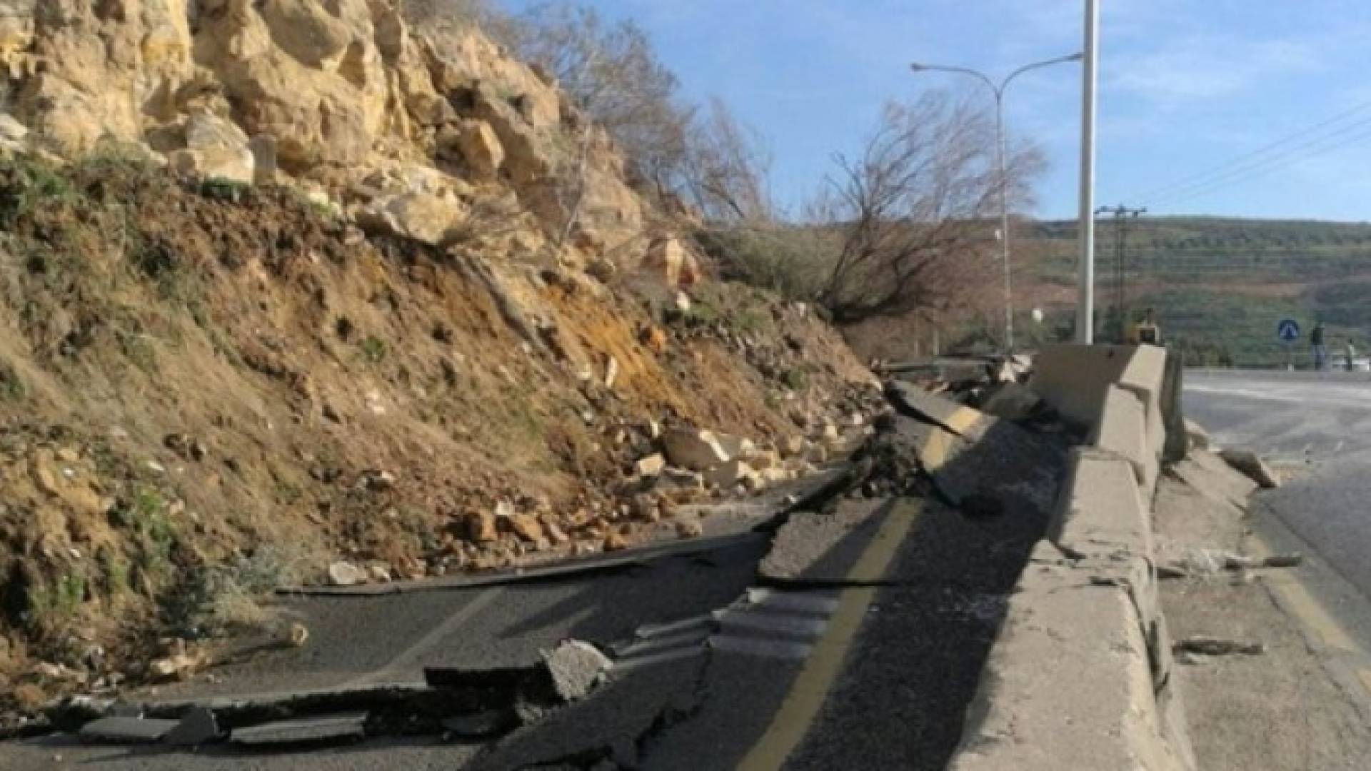 صورة تظهر انهيار جزء من طريق اربد عمان 