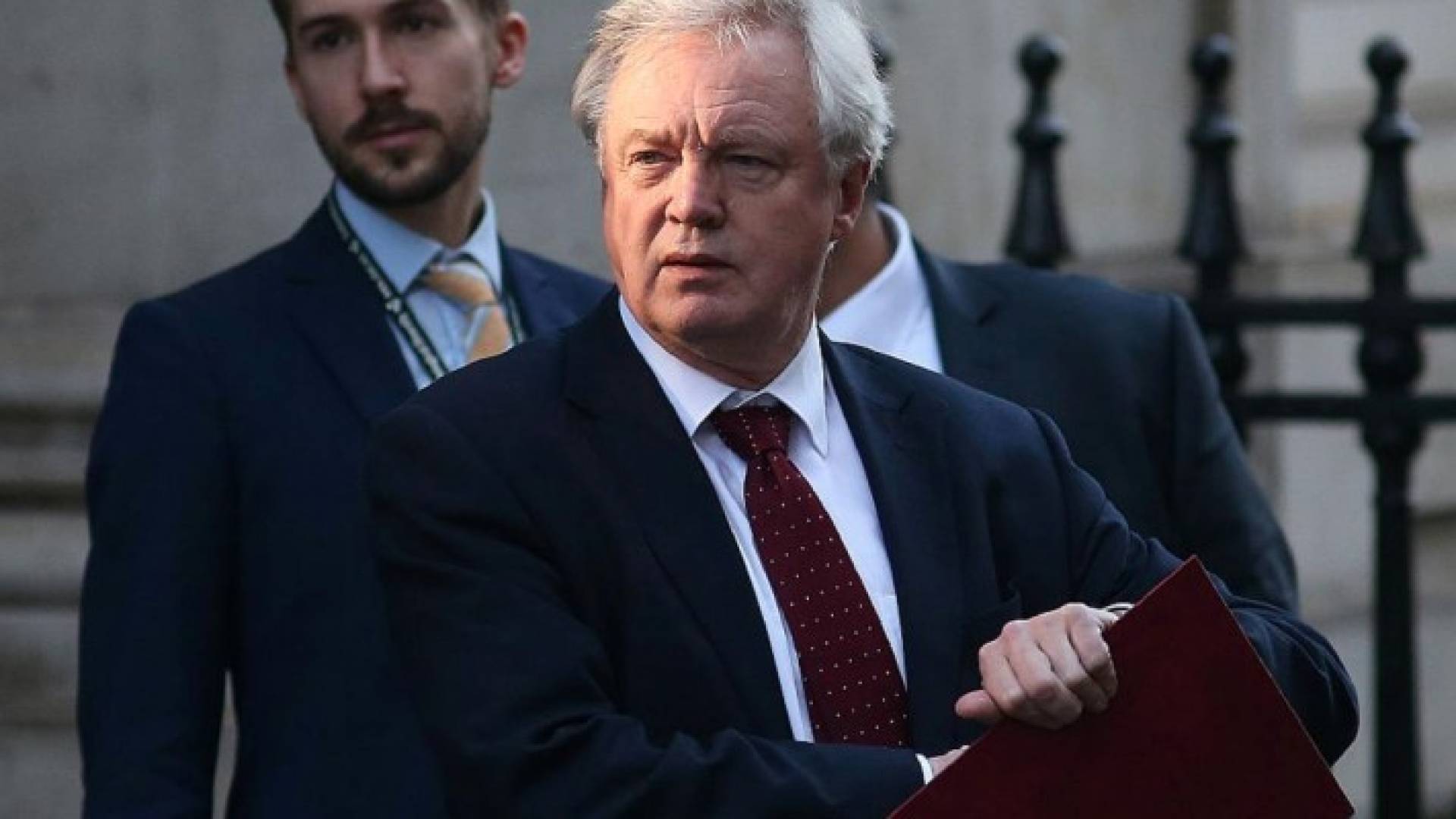 بدأ ديفيس السعي للحصول على موافقة البرلمان