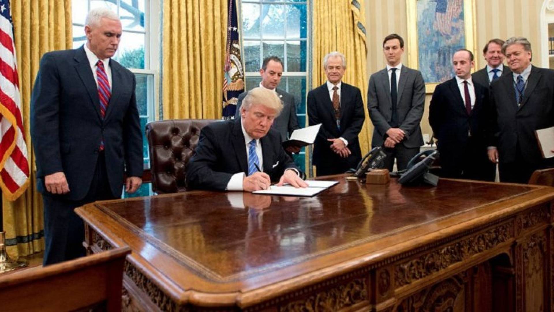 أرشيفية لترامب لدى توقيعه إحدى المراسيم الرئاسية