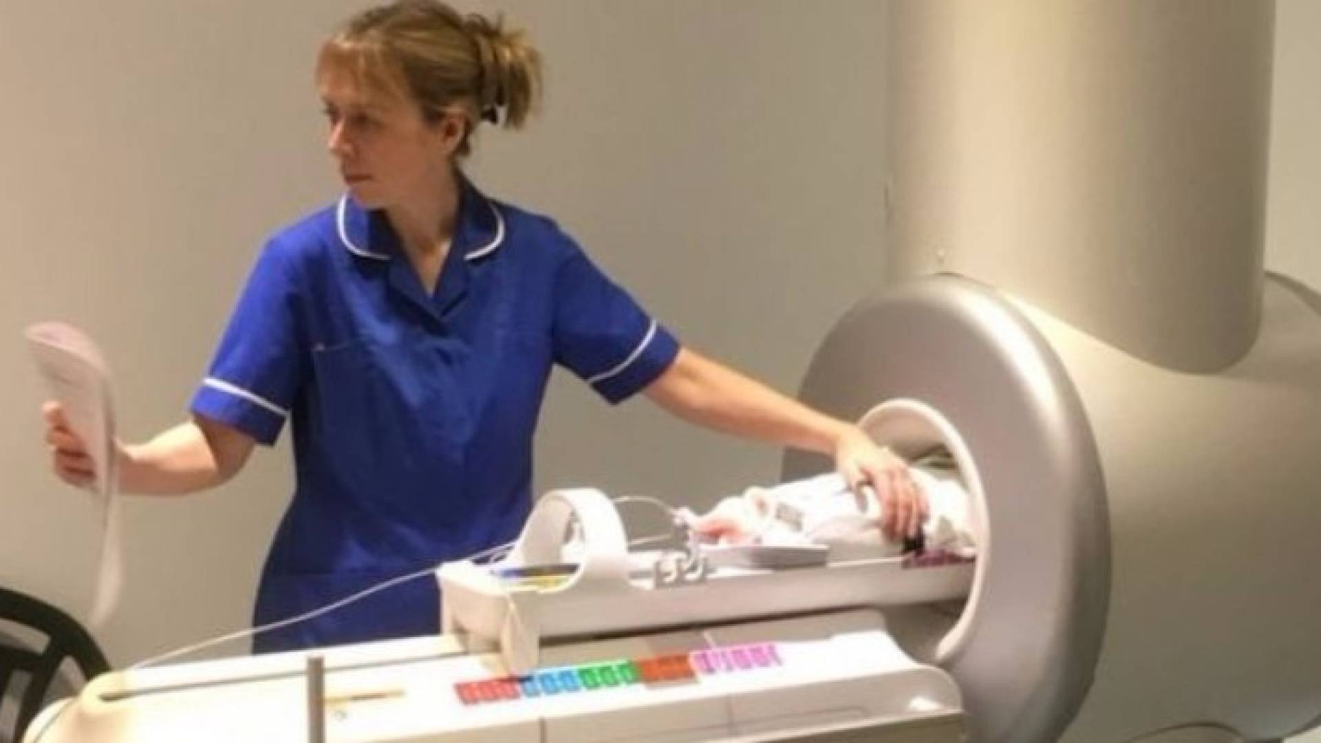 لا يتعدى حجم جهاز التصوير بالرنين المغناطيسي الخاص بالأطفال حجم الغسالة