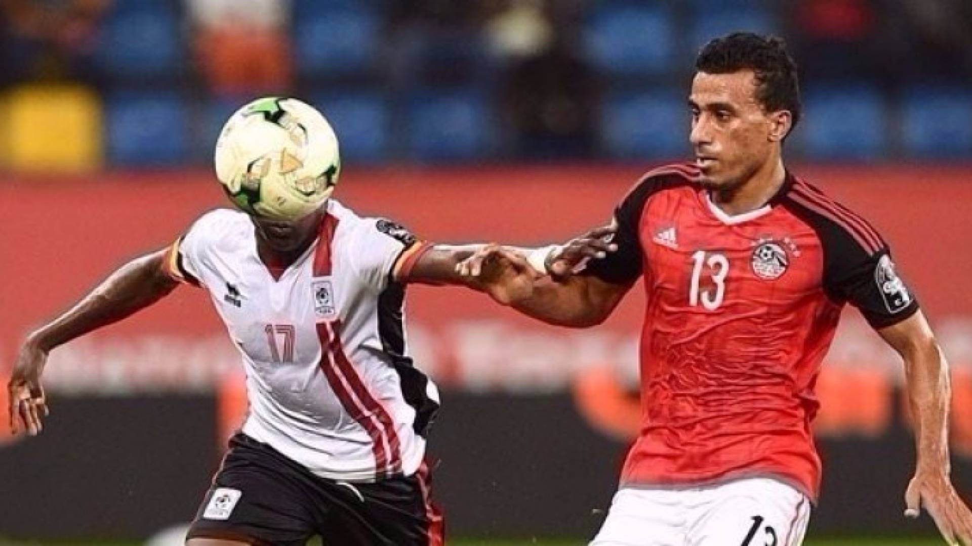 لاعب منتخب مصر محمد عبد الشافي على اليمين