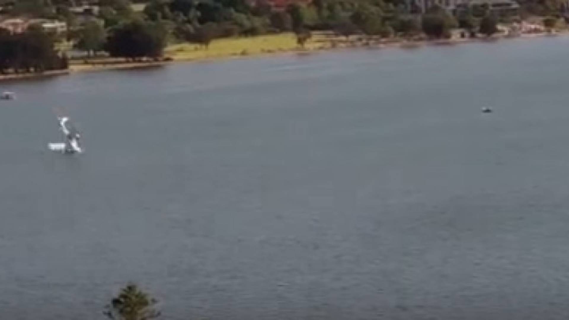 لحظة سقوط الطائرة في النهر