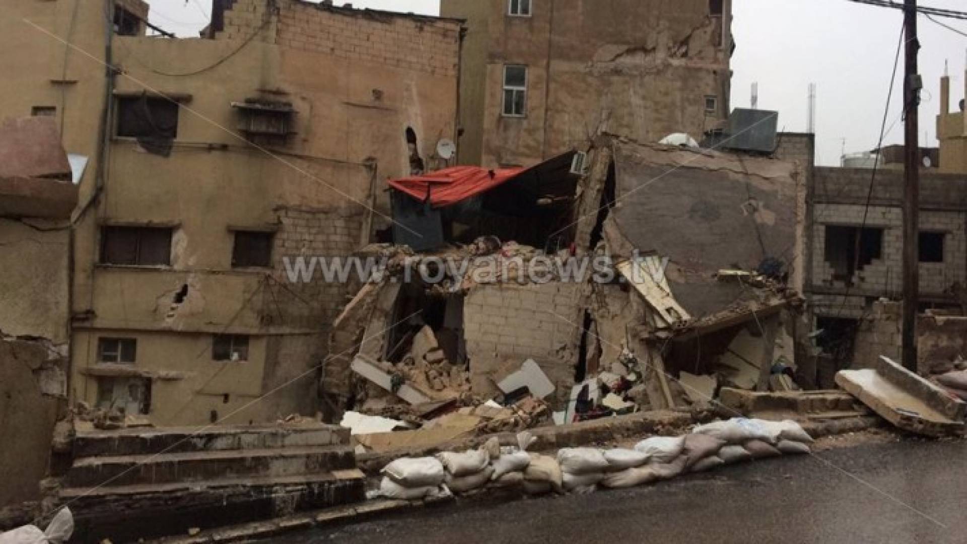 انهيار جزئي بعمارة بمنطقة الجوفة بسبب السيول 