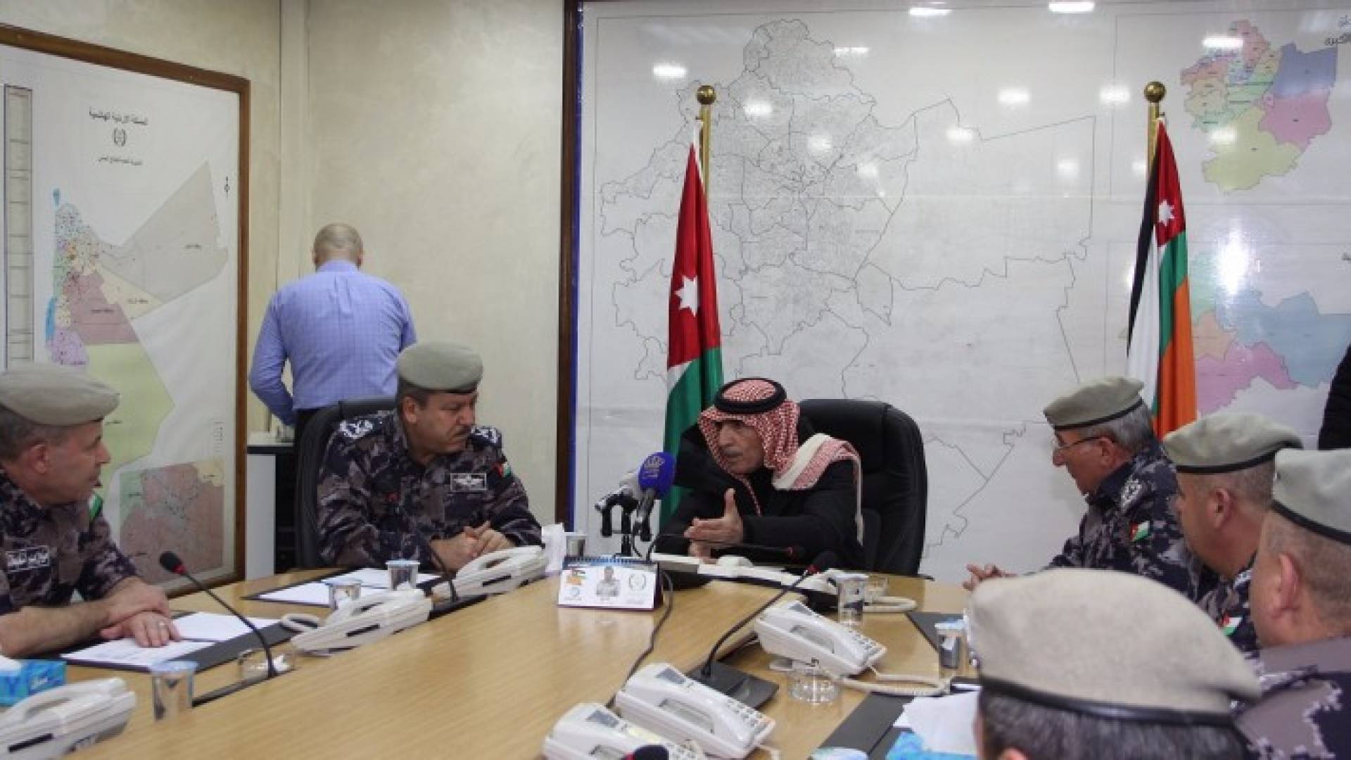 وزير الداخلية يتفقد غرفة عمليات الدفاع المدني الرئيسية