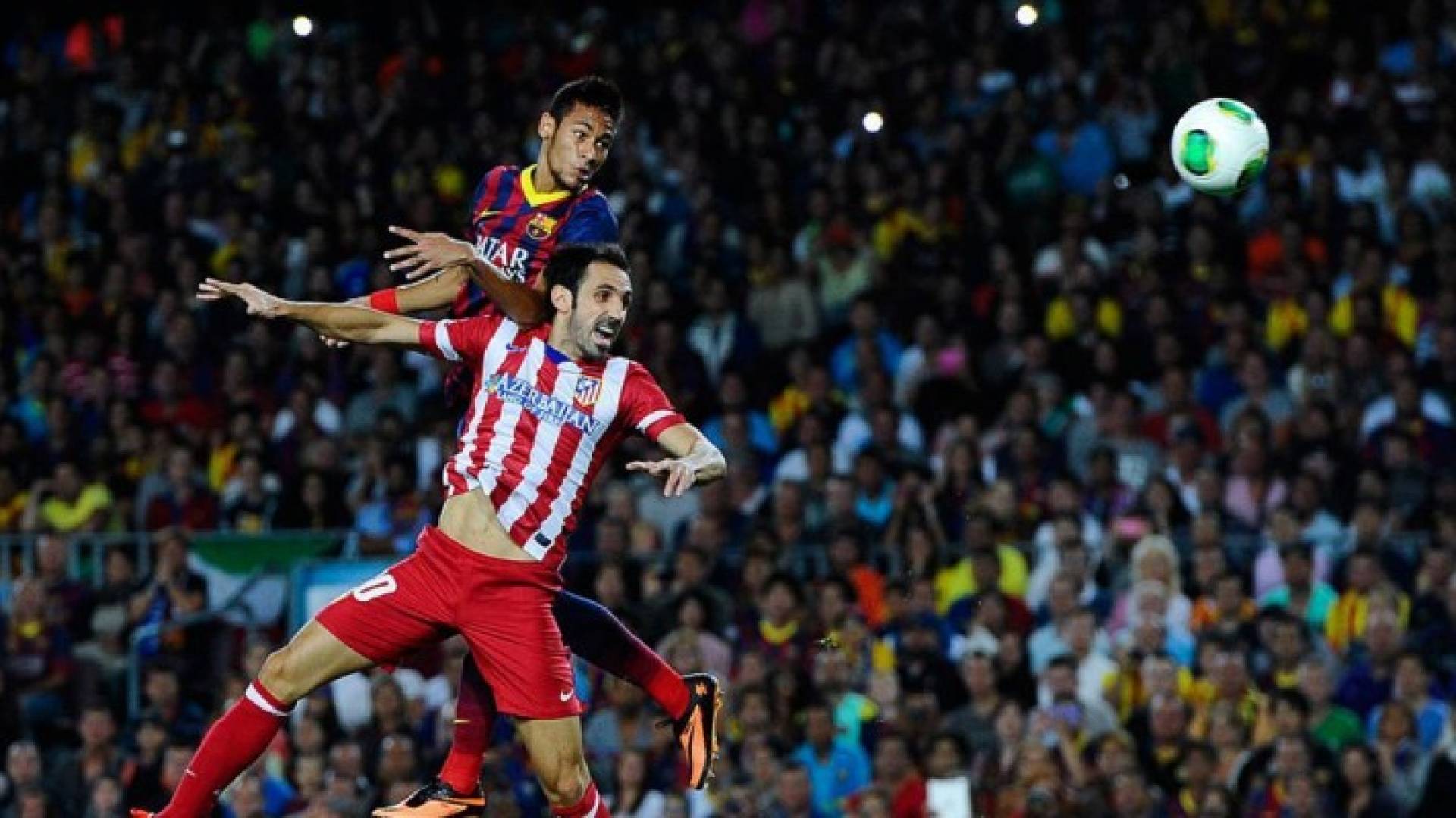 نجم برشلونة نيمار مع خوانفران من أتلتيكو في مواجهة سابقة