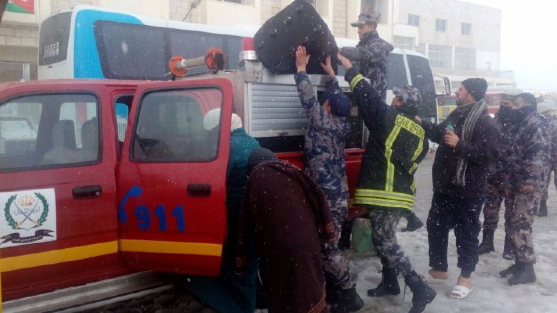 دفاع المدني الكرك يخلي العالقين