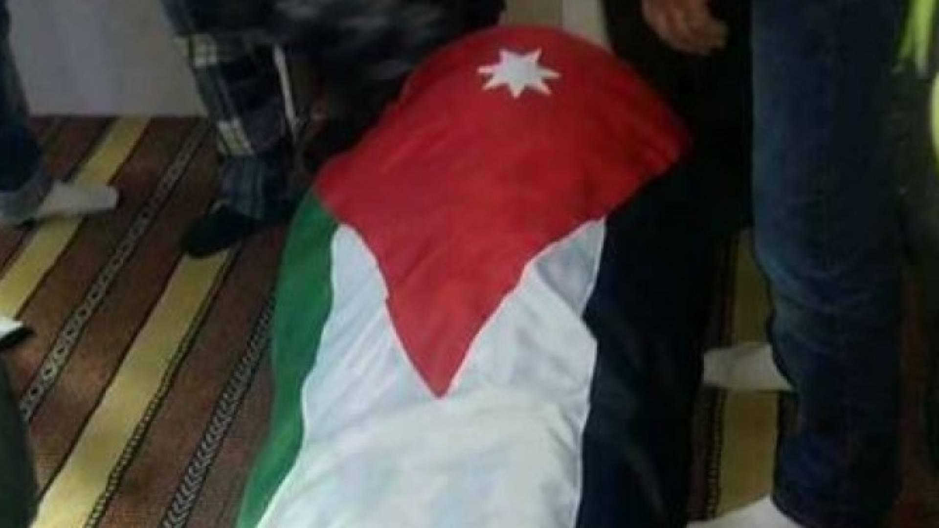 جثمان الشهيد الصقرات قبل أن يوارى الثرى 