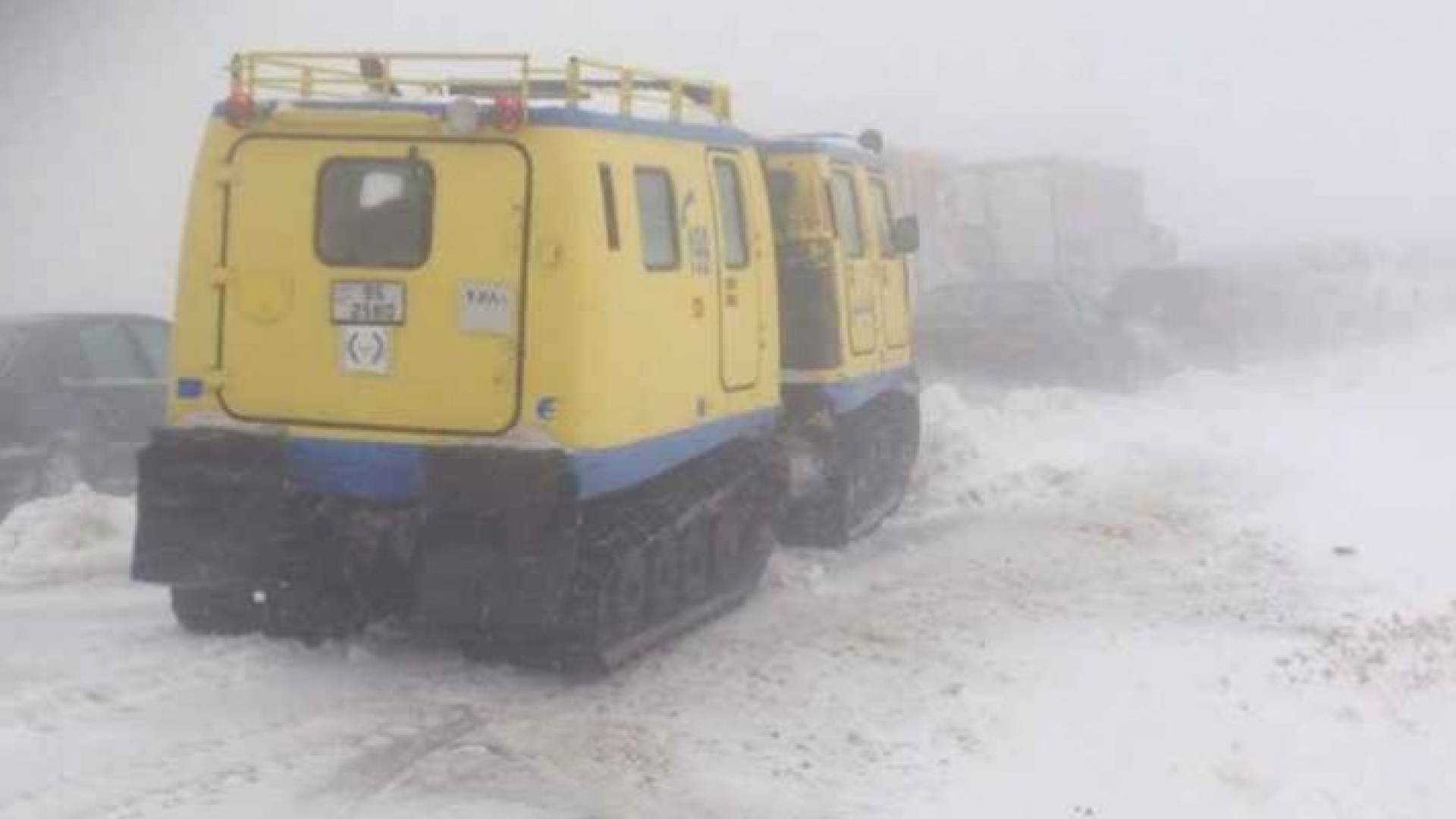 احدى اليات الدفاع المدني تنقل عالقين