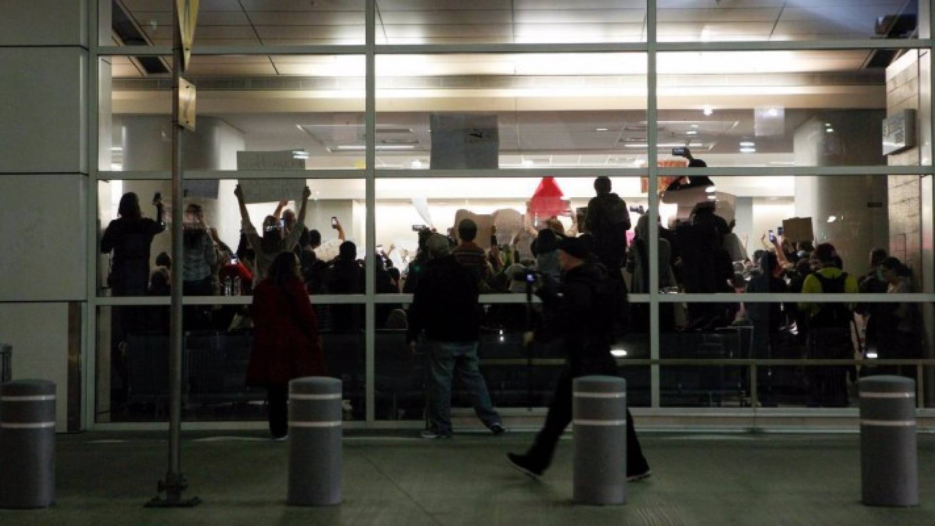 قرار ترامب أثار احتجاجات في بعض المطارات الأميركية