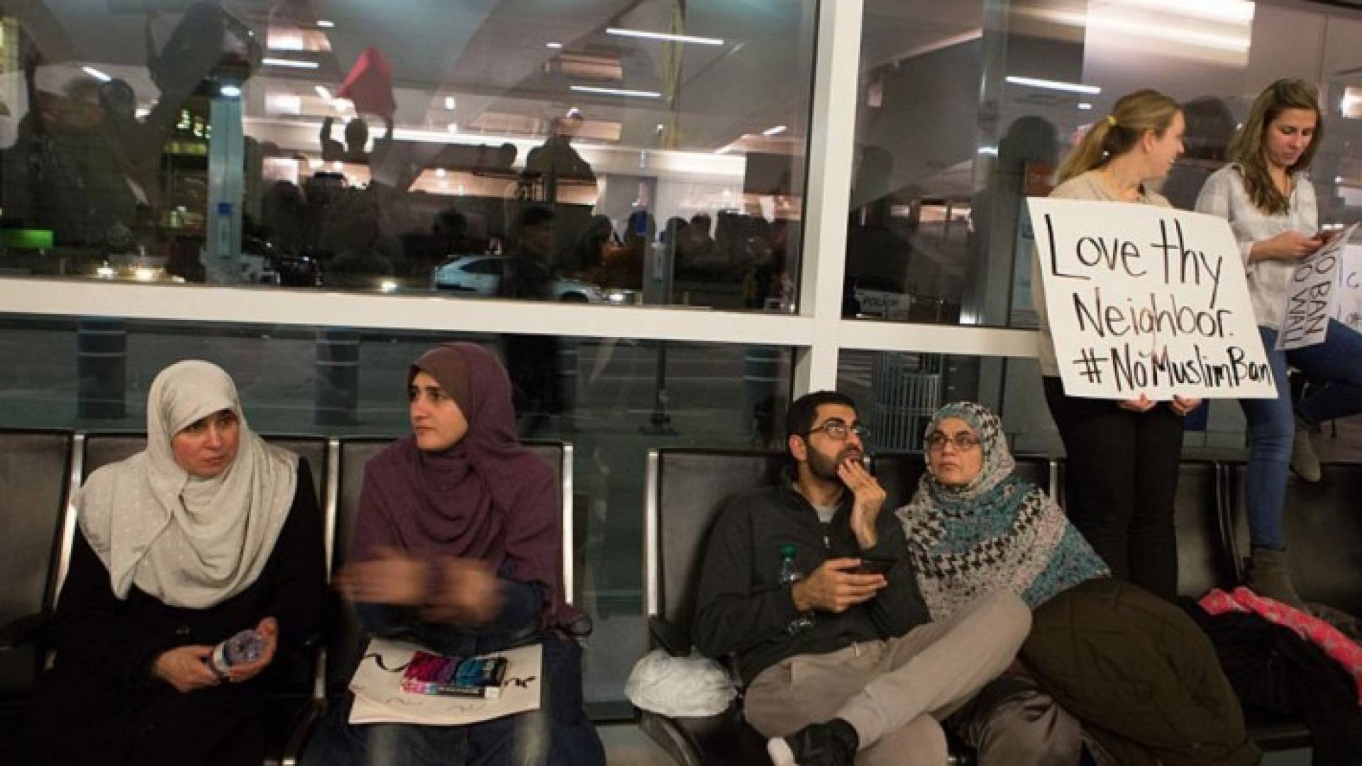 مظاهرات لمحتجين على قرار ترامب أمام مطار دالاس الدولي
