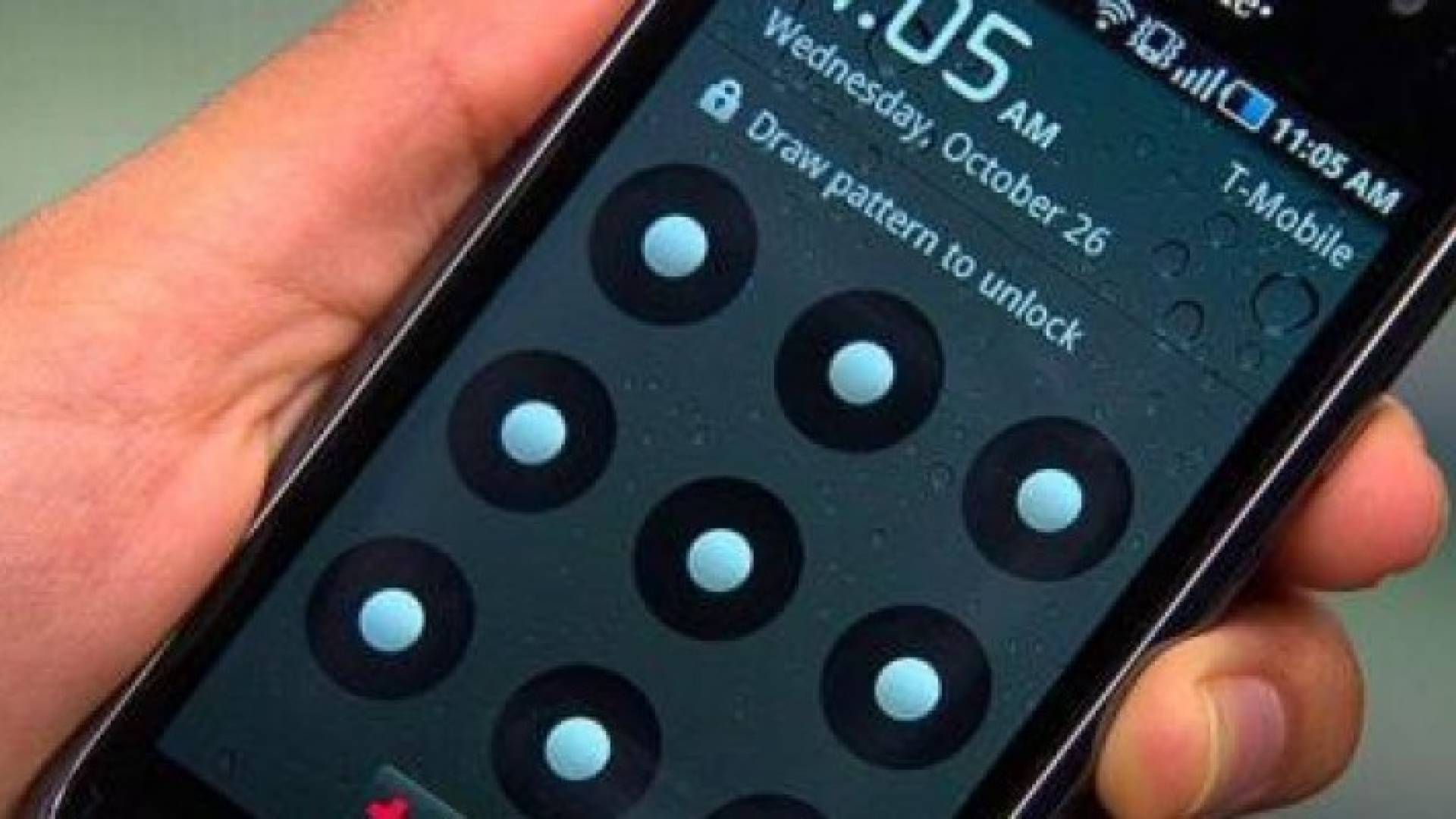 يستطيع برنامج حديث تحليل حركة الإصبع من على بعد يصل إلى 2.5 متر ليستنتج بسهولة الرمز السري لقفل هواتف الأندرويد
