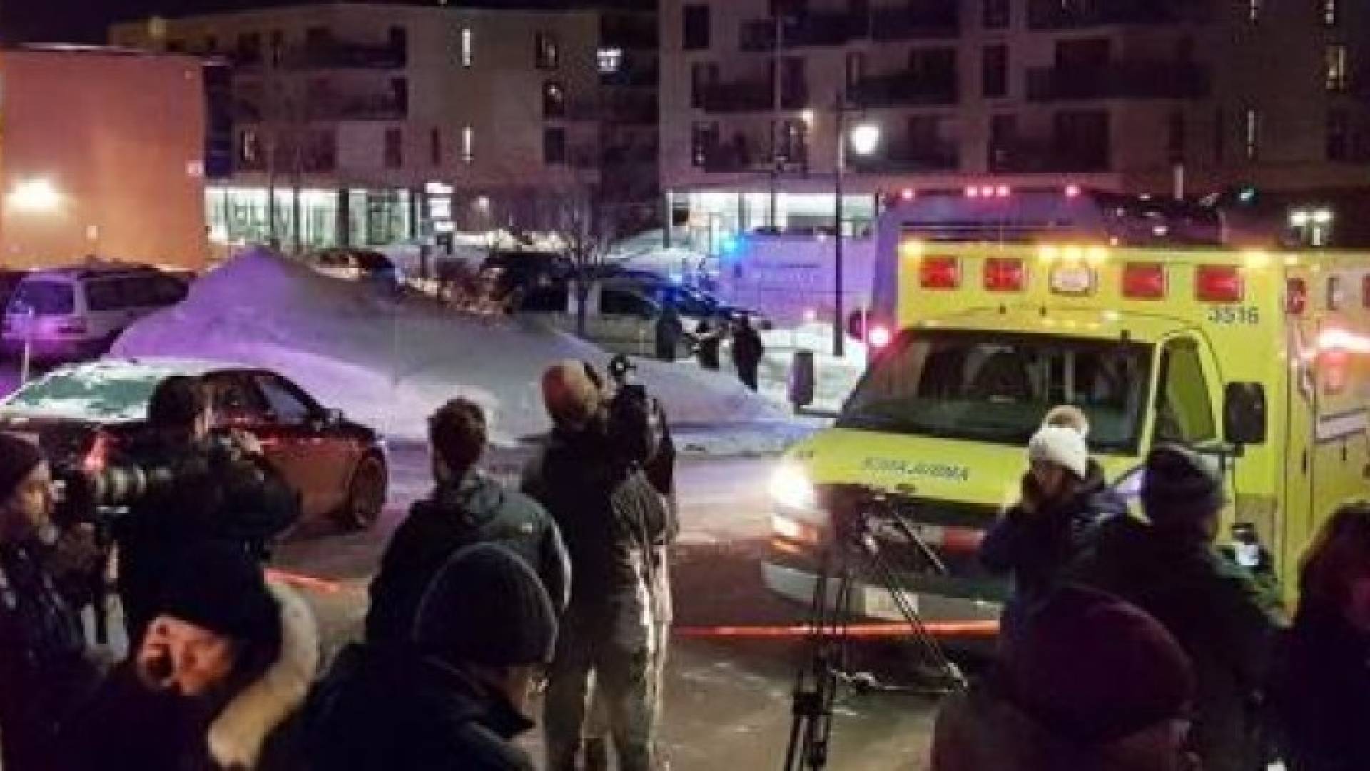 سيارة إسعاف تقف في موقع اطلاق النار في مدينة كيبيك