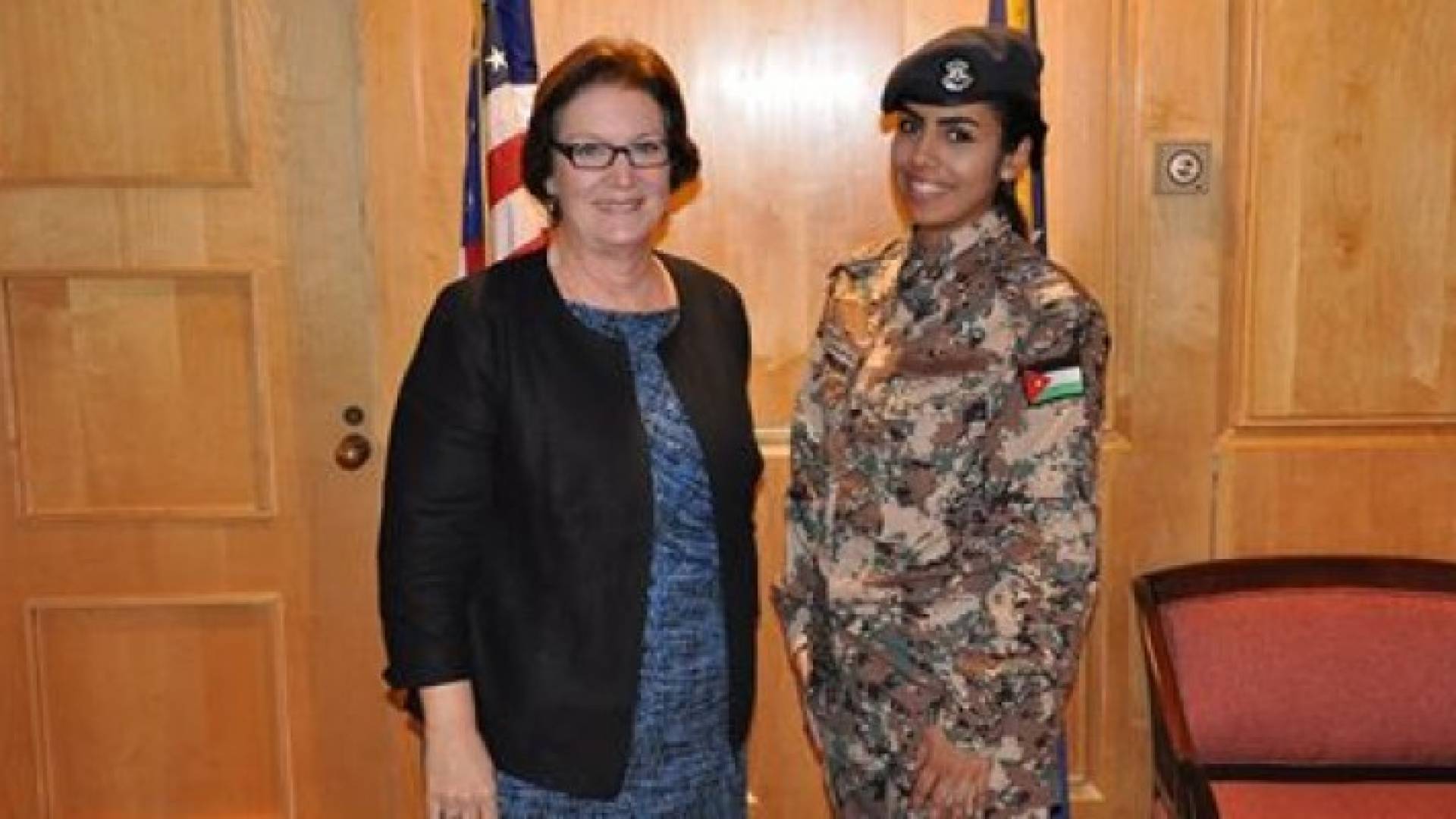الصوراني الى جانب المستشارة الادارية في السفارة الامريكية سو نيبلوك