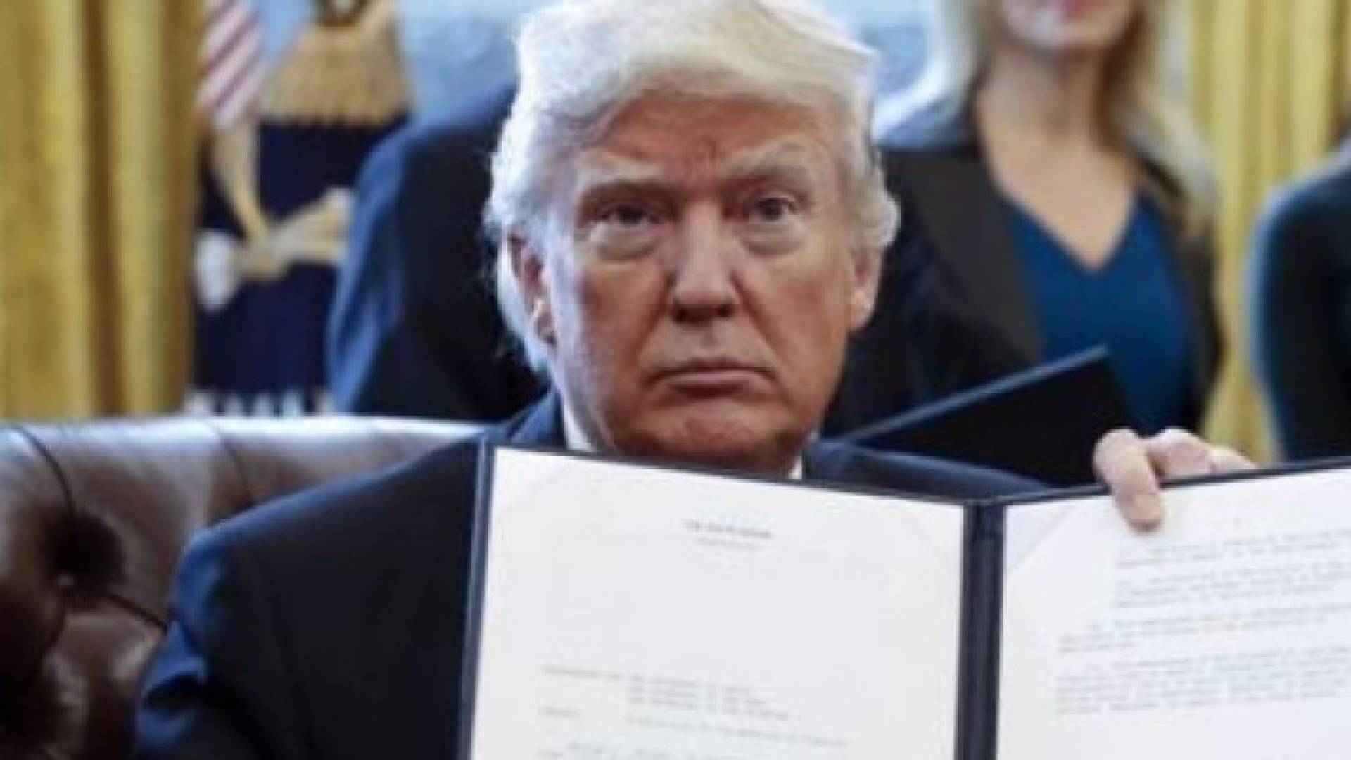 خلال توقيع ترامب لاول قراراته 