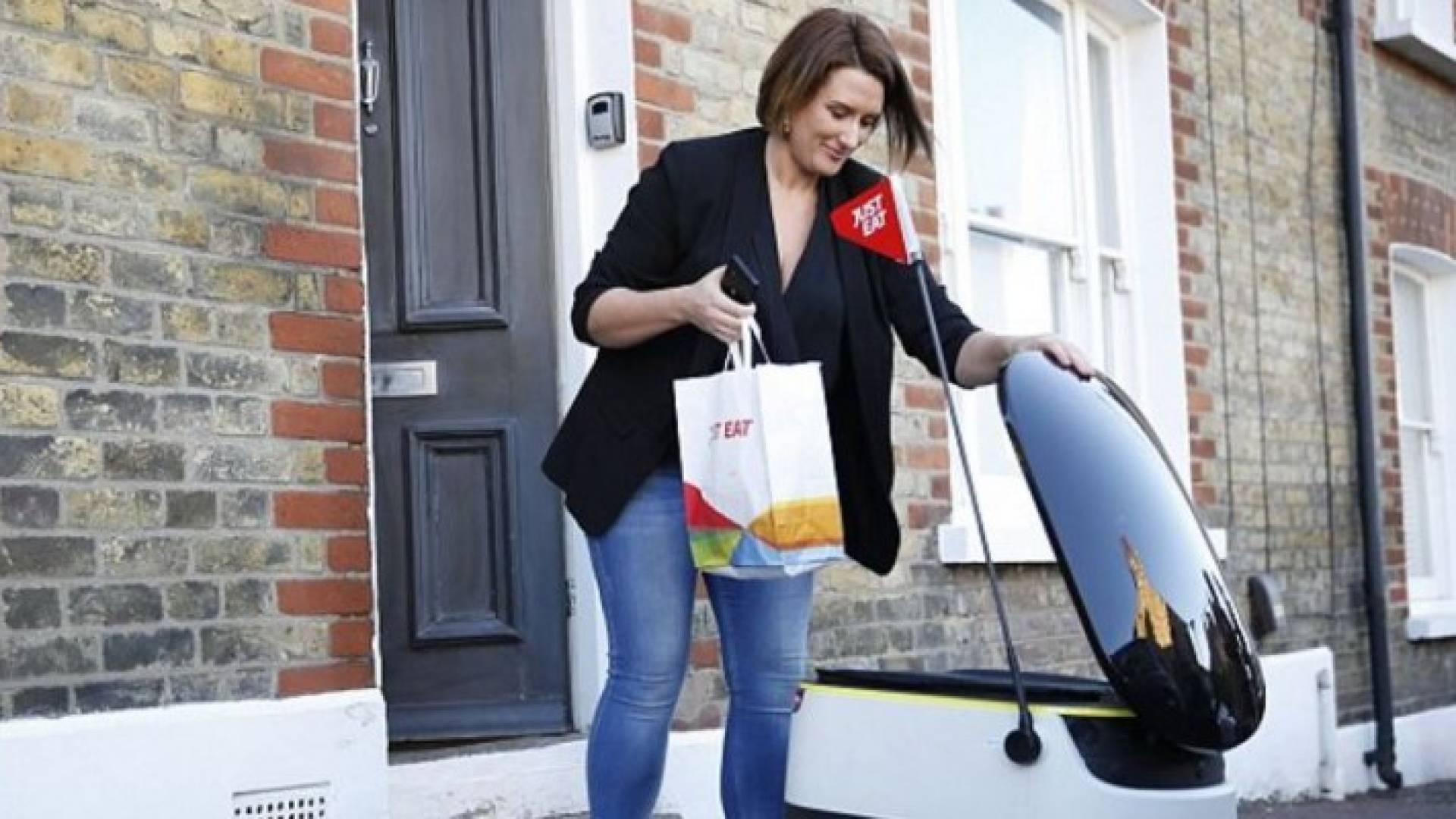 أول سيدة في العالم تتسلم ديليفري من الروبوت