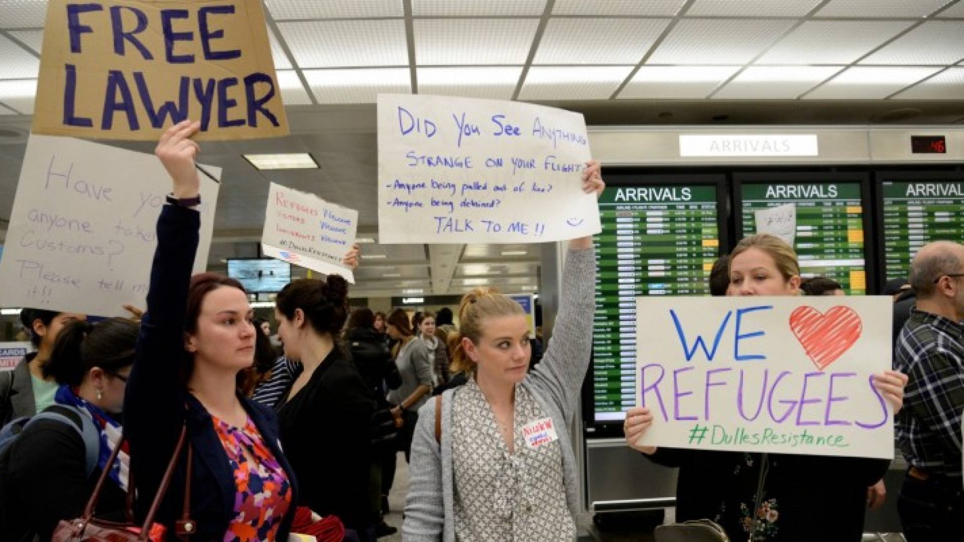 محامون أمريكيون يساعدون المسلمين المحتجزين في المطارات