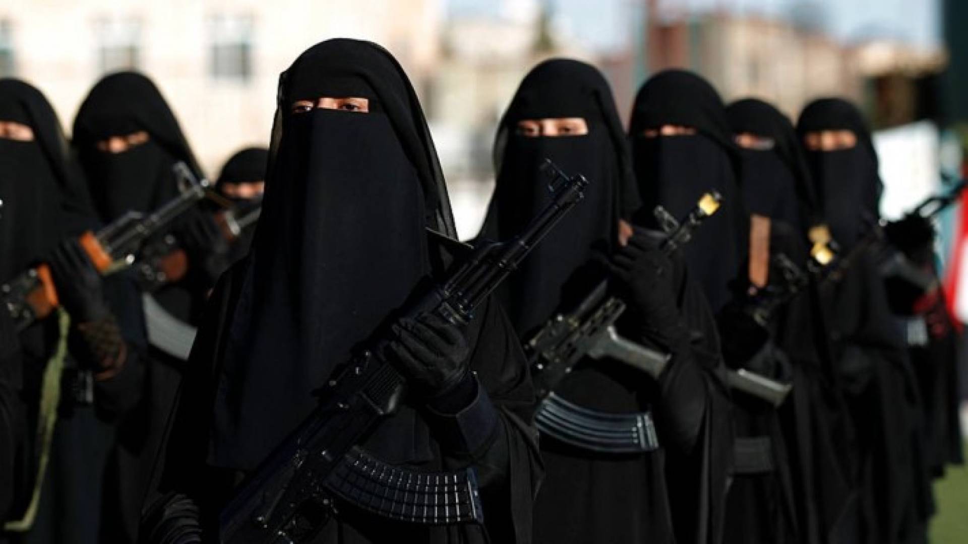 صورة تعبيرية لمقاتلات يمنيات.